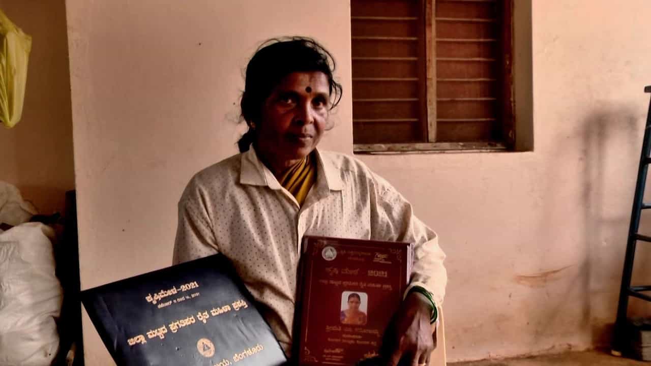20 ವರ್ಷದ ಹಿಂದೆ ಕೃಷಿಯಲ್ಲಿ ತೊಡಗಿಸಿಕೊಂಡ ಕೋಲಾರದ ಈ ರೈತ ಮಹಿಳೆ ಈಗ ಗಳಿಸುತ್ತಿದ್ದಾರೆ ಲಕ್ಷ ಲಕ್ಷ ಆದಾಯ! 20 ವರ್ಷದ ಹಿಂದೆ ಕೃಷಿಯಲ್ಲಿ ತೊಡಗಿಸಿಕೊಂಡ ಕೋಲಾರದ ಈ ರೈತ ಮಹಿಳೆ ಈಗ ಗಳಿಸುತ್ತಿದ್ದಾರೆ ಲಕ್ಷ ಲಕ್ಷ ಆದಾಯ!