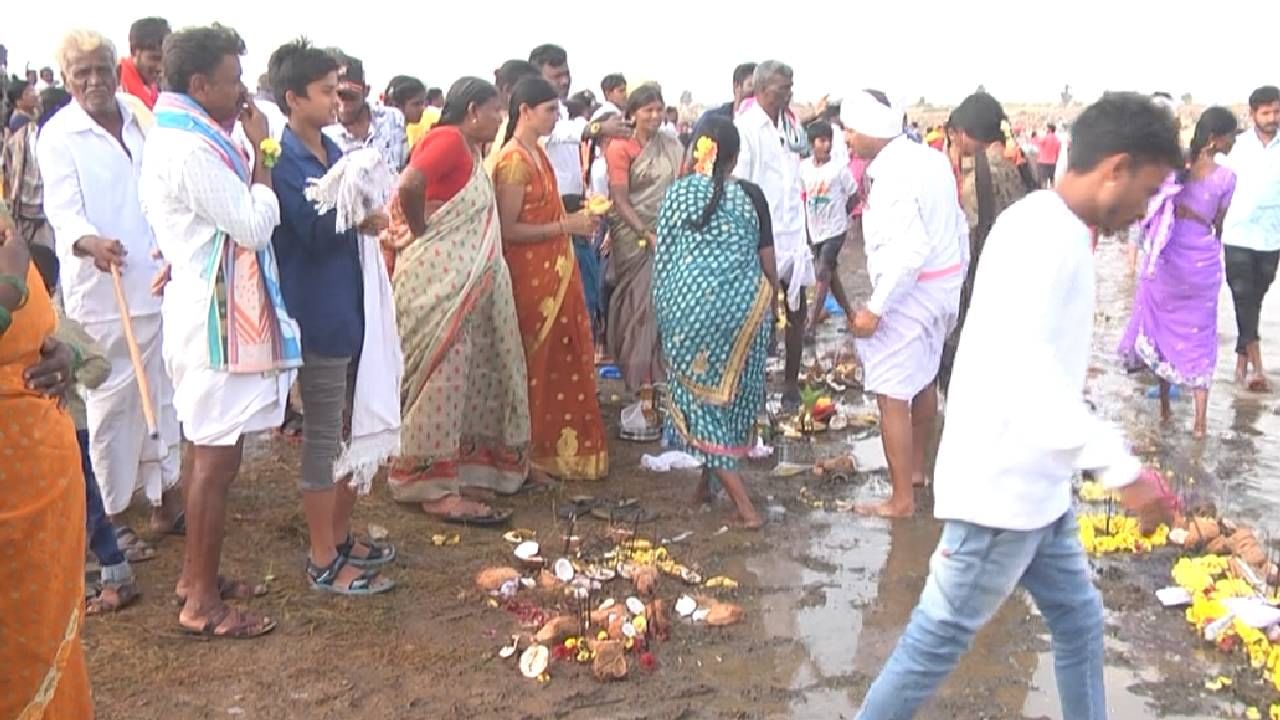 ಒಟ್ಟಾರೆಯಾಗಿ ಕೋಟೆನಾಡು ಚಿತ್ರದುರ್ಗದ ನಾಯಕನಹಟ್ಟಿಯ ಹಿರೇಕರೆಯ ತೆಪ್ಪೋತ್ಸವ ಅದ್ಧೂರಿಯಾಗಿ ನಡೆದಿದೆ. ಸಚಿವರಿಂದ ಹಿಡಿದು ಜನ ಸಾಮಾನ್ಯರವರೆಗೆ ಸಾಗರೋಪಾದಿಯಲ್ಲಿ ಜನರು ಭಾಗಿಯಾಗಿದ್ದಾರೆ. ತೆಪ್ಪೋತ್ಸವದ ಸಂಭ್ರಮದೊಂದಿಗೆ ಗುರು ತಿಪ್ಪೇರುದ್ರಸ್ವಾಮಿಗೆ ನಮಿಸಿ ಕೃತಾರ್ಥ ಭಾವ ಅನುಭವಿಸಿದ್ದಾರೆ.