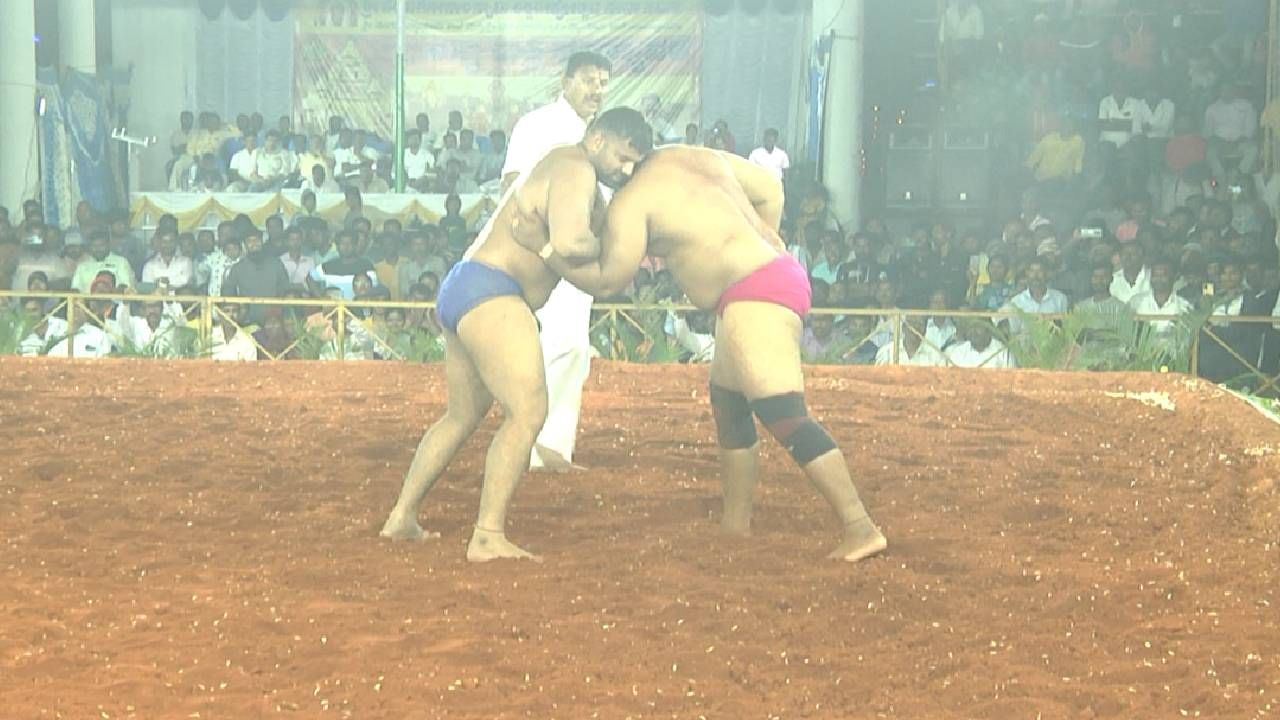ಪಟ್ಟಣದಲ್ಲಿ ಲಕ್ಷ ದೀಪೋತ್ಸವದ ಪ್ರಯುಕ್ತ ಕಬ್ಬಡಿ ಸೇರಿದಂತೆ ಅನಾದಿಕಾಲದಿಂದಲು ದೇವನಹಳ್ಳಿ ಕುಸ್ತಿಗೆ ಹೆಸರುವಾಸಿಯಾಗಿದ್ದ ಕಾರಣ ಕುಸ್ತಿ ಪಂದ್ಯಾವಳಿಗಳನ್ನ ಪಟ್ಟಣದ ಜೂನಿಯರ್ ಕಾಲೇಜು ಮೈದಾನದಲ್ಲಿ ಆಯೋಜನೆ ಮಾಡಿದ್ದರು,. ಹೀಗಾಗಿ ರಾಜ್ಯ ಮತ್ತು ದೇಶದ ವಿವಿಧ ಮೂಲೆಗಳಿಂದ ಕುಸ್ತಿ ಪಟುಗಳು ಆಗಮಿಸಿದ್ದರು