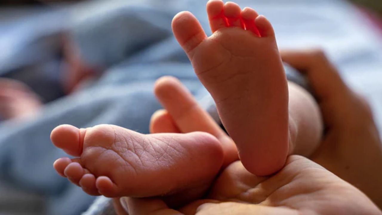 ಬಸ್ಸಿನಲ್ಲಿ ಗಂಡು ಮಗುವಿಗೆ ಜನ್ಮ ನೀಡಿದ ಮಹಿಳೆ ಬಸ್ಸಿನಲ್ಲಿ ಗಂಡು ಮಗುವಿಗೆ ಜನ್ಮ ನೀಡಿದ ಮಹಿಳೆ