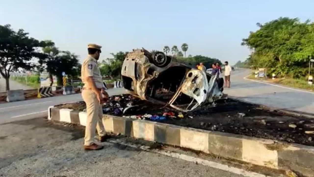 Accident: ಕಾರು ಡಿವೈಡರ್ಗೆ ಡಿಕ್ಕಿ, 2 ಸಾವು, ಮೂವರಿಗೆ ಗಾಯ Accident: ಕಾರು ಡಿವೈಡರ್ಗೆ ಡಿಕ್ಕಿ, 2 ಸಾವು, ಮೂವರಿಗೆ ಗಾಯ