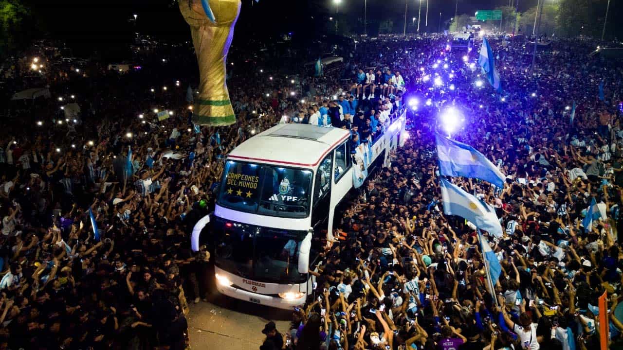 Argentina: ಓಪನ್ ಬಸ್ನಲ್ಲಿ ಮೆಸ್ಸಿ ಬಾಯ್ಸ್: ತವರಿಗೆ ಬಂದ ಅರ್ಜೇಂಟಿನಾ ತಂಡಕ್ಕೆ ಸಿಕ್ಕಿತು ಅದ್ಧೂರಿ ಸ್ವಾಗತ Argentina: ಓಪನ್ ಬಸ್ನಲ್ಲಿ ಮೆಸ್ಸಿ ಬಾಯ್ಸ್: ತವರಿಗೆ ಬಂದ ಅರ್ಜೇಂಟಿನಾ ತಂಡಕ್ಕೆ ಸಿಕ್ಕಿತು ಅದ್ಧೂರಿ ಸ್ವಾಗತ