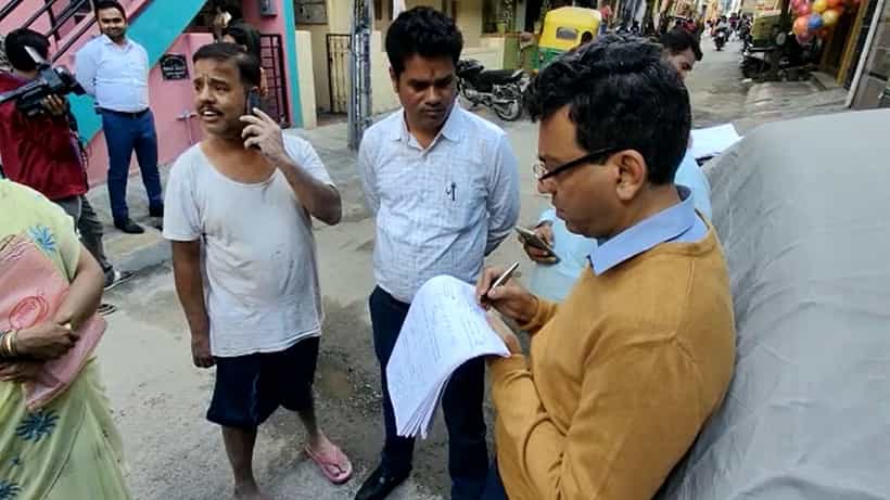 ಮತದಾರರ ಪಟ್ಟಿ ಅಕ್ರಮ: ಮನೆ ಮನೆಗೆ ತೆರಳಿ ವೋಟರ್ ಐಡಿ ಪರಿಶೀಲಿಸಿದ BBMP ಮುಖ್ಯ ಆಯುಕ್ತ ತುಷಾರ್ ಗಿರಿನಾಥ್