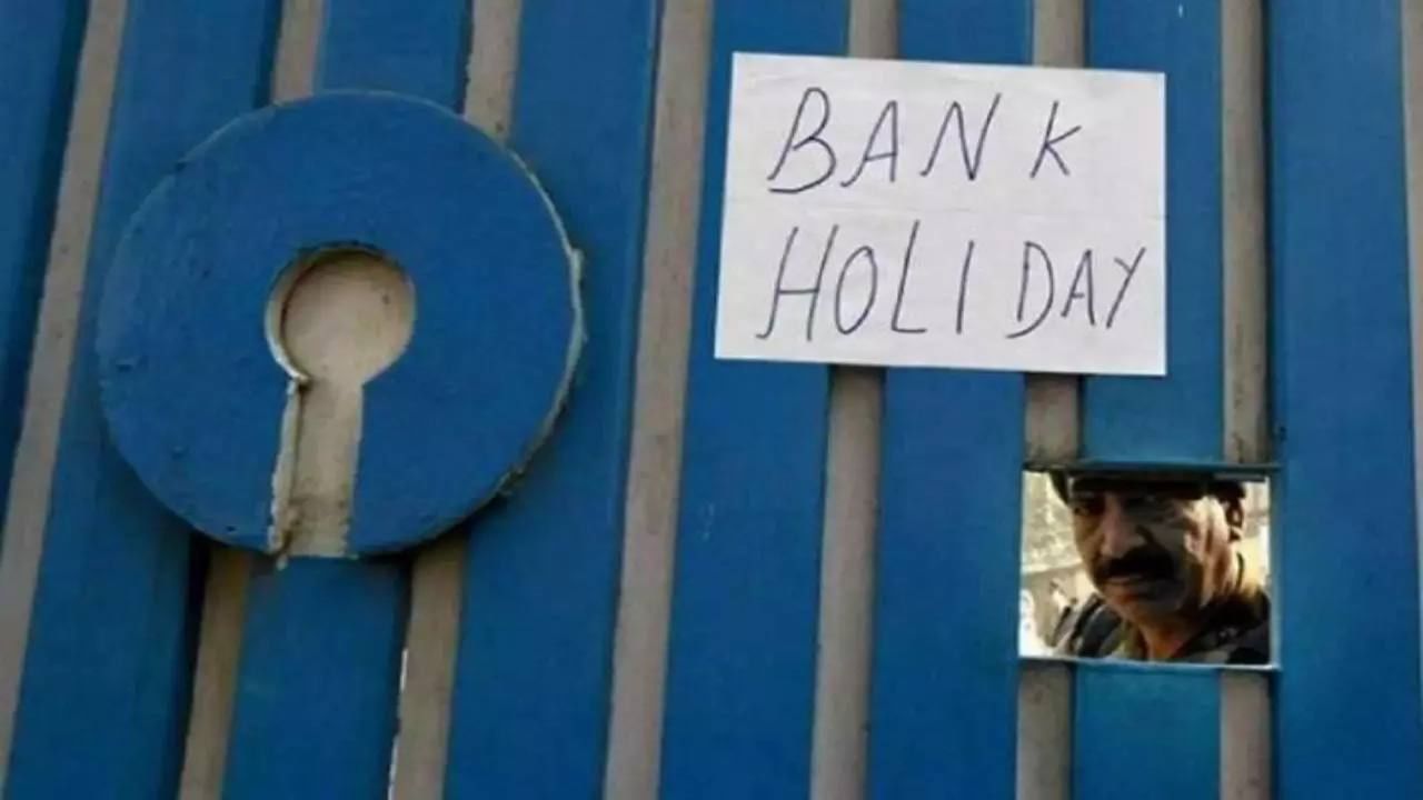 Bank Holidays: ಫೆಬ್ರವರಿಯಲ್ಲಿ ಬರೋಬ್ಬರಿ 10 ದಿನ ಬ್ಯಾಂಕ್ ರಜೆ; ಕರ್ನಾಟಕದಲ್ಲೆಷ್ಟಿದೆ ರಜೆ? Bank Holidays: ಫೆಬ್ರವರಿಯಲ್ಲಿ ಬರೋಬ್ಬರಿ 10 ದಿನ ಬ್ಯಾಂಕ್ ರಜೆ; ಕರ್ನಾಟಕದಲ್ಲೆಷ್ಟಿದೆ ರಜೆ?