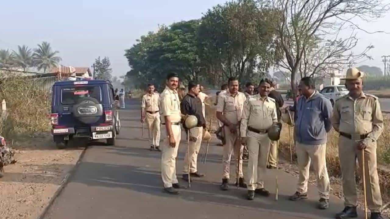 ಕರ್ನಾಟಕಕ್ಕೆ ಸೇರುತ್ತೇವೆ ಎಂದಿದ್ದ ಉಡುಗಿ ಗ್ರಾಮದ 17 ಕನ್ನಡಿಗರಿಗೆ ನೋಟಿಸ್ ನೀಡಿದ ಮಹಾರಾಷ್ಟ್ರ ಸರ್ಕಾರ! ಬೆಳಗಾವಿ ಗಡಿಯಲ್ಲಿ ಅಲರ್ಟ್ ಕರ್ನಾಟಕಕ್ಕೆ ಸೇರುತ್ತೇವೆ ಎಂದಿದ್ದ ಉಡುಗಿ ಗ್ರಾಮದ 17 ಕನ್ನಡಿಗರಿಗೆ ನೋಟಿಸ್ ನೀಡಿದ ಮಹಾರಾಷ್ಟ್ರ ಸರ್ಕಾರ! ಬೆಳಗಾವಿ ಗಡಿಯಲ್ಲಿ ಅಲರ್ಟ್