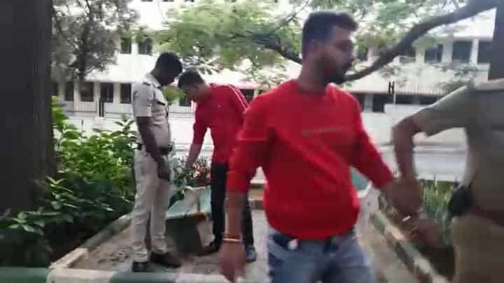 Bengaluru Video: ವಿಧಾನಸೌಧ ಪೊಲೀಸ್ ಠಾಣೆ ಮುಂಭಾಗದಲ್ಲೇ ನಾಲ್ವರು ಯುವಕರಿಂದ ಎಣ್ಣೆ ಪಾರ್ಟಿ Bengaluru Video: ವಿಧಾನಸೌಧ ಪೊಲೀಸ್ ಠಾಣೆ ಮುಂಭಾಗದಲ್ಲೇ ನಾಲ್ವರು ಯುವಕರಿಂದ ಎಣ್ಣೆ ಪಾರ್ಟಿ