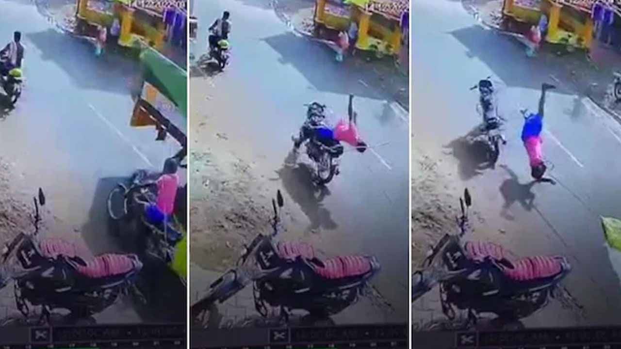ಚಲಿಸುತ್ತಿದ್ದ ಟ್ರಕ್ಕೊಂದರಿಂದ ನೇತಾಡುತ್ತಿದ್ದ ಹಗ್ಗ ಬೈಕ್ ಸವಾರನ ಕುತ್ತಿಗೆಗೆ ಸುತ್ತಿಕೊಂಡು ನೆಲಕ್ಕೆ ಬೀಳಿಸಿದರೂ ಸವಾರ ಅಪಾಯದಿಂದ ಪಾರು! ಚಲಿಸುತ್ತಿದ್ದ ಟ್ರಕ್ಕೊಂದರಿಂದ ನೇತಾಡುತ್ತಿದ್ದ ಹಗ್ಗ ಬೈಕ್ ಸವಾರನ ಕುತ್ತಿಗೆಗೆ ಸುತ್ತಿಕೊಂಡು ನೆಲಕ್ಕೆ ಬೀಳಿಸಿದರೂ ಸವಾರ ಅಪಾಯದಿಂದ ಪಾರು!