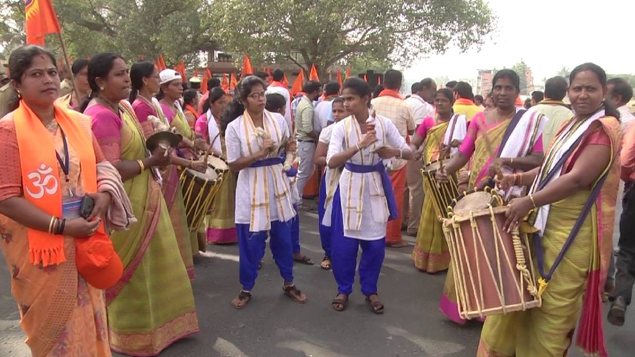 ಇನ್ನು ದತ್ತ ಜಯಂತಿ ಉತ್ಸವಕ್ಕೆ ಅಡ್ಡಿಪಡಿಸುವ ಹುನ್ನಾರ ನಡೆದಿದೆ. ದತ್ತಪೀಠಕ್ಕೆ ತೆರಳುವ ಮಾರ್ಗ ಮಧ್ಯದಲ್ಲಿ ಕಿಡಿಗೇಡಿಗಳು ರಸ್ತೆ ಉದ್ದಕ್ಕೂ ಮೊಳೆಗಳನ್ನು ಹಾಕಿದ್ದಾರೆ. ವಾಹನಗಳು ಅಪಘಾತವಾಗುವ ರೀತಿಯಲ್ಲಿ ಸಂಚುರೂಪಿಸಲಾಗಿದೆ.