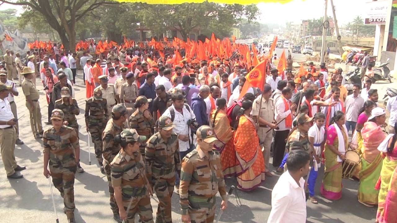 ಮೆರವಣಿಗೆ ನಡೆದ ಬಳಿಕ ದತ್ತ ಭಕ್ತರು ದತ್ತಪೀಠಕ್ಕೆ ತೆರಳಲಿದ್ದಾರೆ. ಕೇಸರಿ ಸೀರೆಯುಟ್ಟ ಮಹಿಳೆಯರು ದತ್ತಪೀಠದಲ್ಲಿ ಹೋಮ-ಹವನ ನಡೆಸಲಿದ್ದಾರೆ. ನಾಳೆ ಶೋಭಾಯಾತ್ರೆಯಲ್ಲಿ 1 ಲಕ್ಷಕ್ಕೂ ಹೆಚ್ಚು ಭಕ್ತರು ಭಾಗಿಯಾಗುವ ಸಾಧ್ಯತೆ ಇದ್ದು ನಾಡಿದ್ದು ದತ್ತಪೀಠಕ್ಕೆ ಸಾವಿರಾರು ದತ್ತ ಮಾಲಾಧಾರಿಗಳು ತೆರಳಲಿದ್ದಾರೆ.