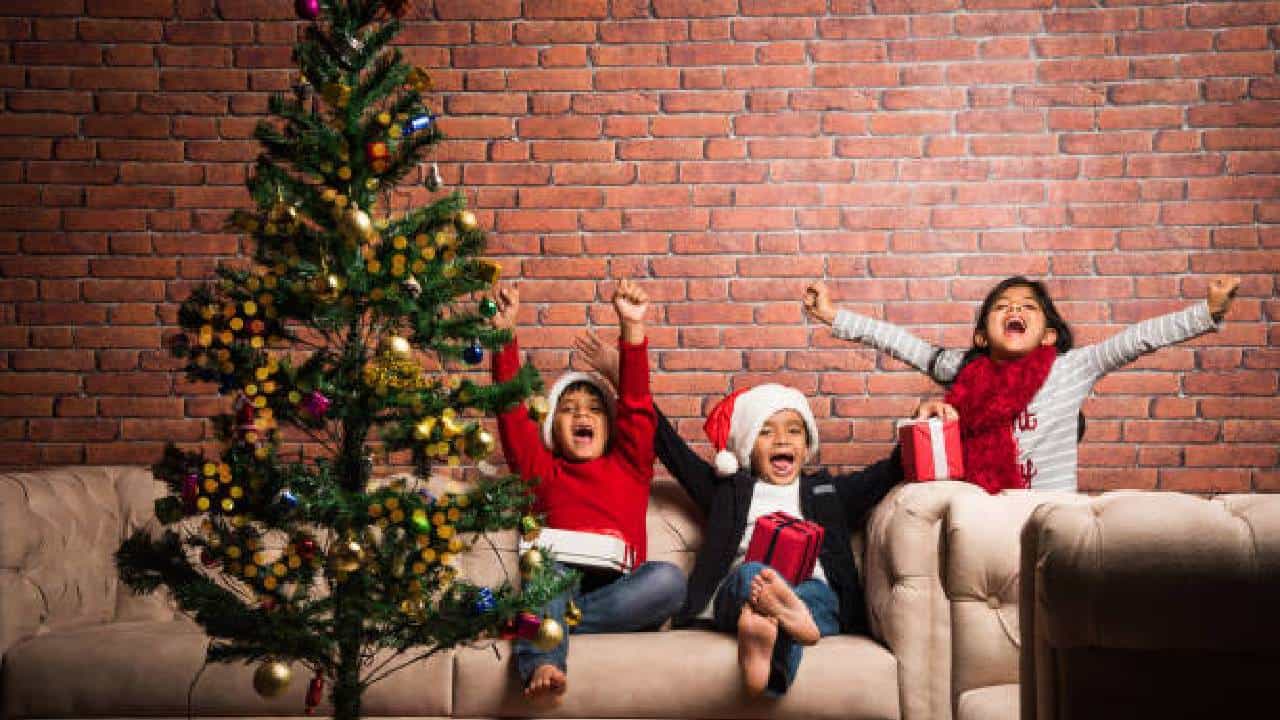 Christmas House Decoration: ಕ್ರಿಸ್ಮಸ್ ಸಮಯದಲ್ಲಿ ಮನೆ ಅಲಂಕಾರಕ್ಕಾಗಿ ಟಿಪ್ಸ್ ಇಲ್ಲಿವೆ Christmas House Decoration: ಕ್ರಿಸ್ಮಸ್ ಸಮಯದಲ್ಲಿ ಮನೆ ಅಲಂಕಾರಕ್ಕಾಗಿ ಟಿಪ್ಸ್ ಇಲ್ಲಿವೆ