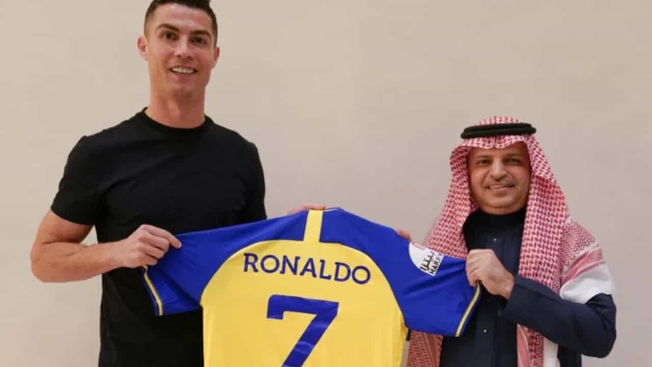 Cristiano Ronaldo: ಹೊಸ ಕ್ಲಬ್ ಸೇರಿದ ಕ್ರಿಸ್ಟಿಯಾನೊ ರೊನಾಲ್ಡೊ; ವರ್ಷಕ್ಕೆ 1770 ಕೋಟಿ ಸಂಬಳ! Cristiano Ronaldo: ಹೊಸ ಕ್ಲಬ್ ಸೇರಿದ ಕ್ರಿಸ್ಟಿಯಾನೊ ರೊನಾಲ್ಡೊ; ವರ್ಷಕ್ಕೆ 1770 ಕೋಟಿ ಸಂಬಳ!