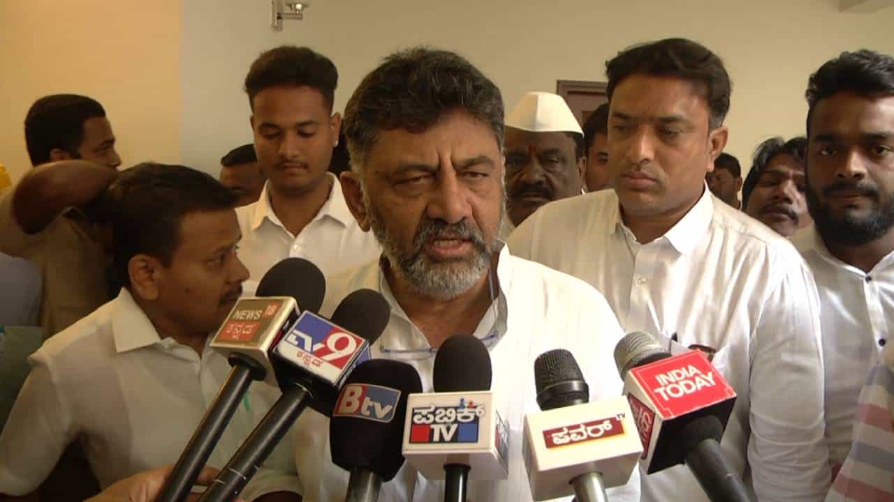 ಬಿಜೆಪಿ ನಾಯಕರು ಅಧಿಕಾರದಲ್ಲಿದ್ದಾಗ ಏನೂ ಮಾಡಲಿಲ್ಲ, ಚುನಾವಣೆ ಘಟ್ಟದಲ್ಲಿ ಏನೋ ಮಾಡಕ್ಕೆ ಹೋಗ್ತಿದಾರೆ! ಏನು ಸುಖ? -ಡಿಕೆ ಶಿವಕುಮಾರ್ ವಾಗ್ದಾಳಿ ಬಿಜೆಪಿ ನಾಯಕರು ಅಧಿಕಾರದಲ್ಲಿದ್ದಾಗ ಏನೂ ಮಾಡಲಿಲ್ಲ, ಚುನಾವಣೆ ಘಟ್ಟದಲ್ಲಿ ಏನೋ ಮಾಡಕ್ಕೆ ಹೋಗ್ತಿದಾರೆ! ಏನು ಸುಖ? -ಡಿಕೆ ಶಿವಕುಮಾರ್ ವಾಗ್ದಾಳಿ