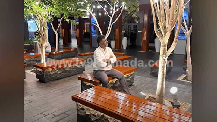 ರಾಜಕಾರಣದ ಜಂಜಡಗಳಿಂದ ಬಸವಳಿದಿರುವ ಡಿಕೆ ಶಿವಕುಮಾರ್ ದುಬೈಗೆ ಹೋಗಿ ಕೆಮೆರಾಗೆ ಪೋಸ್ ನೀಡಿದರು! ರಾಜಕಾರಣದ ಜಂಜಡಗಳಿಂದ ಬಸವಳಿದಿರುವ ಡಿಕೆ ಶಿವಕುಮಾರ್ ದುಬೈಗೆ ಹೋಗಿ ಕೆಮೆರಾಗೆ ಪೋಸ್ ನೀಡಿದರು!