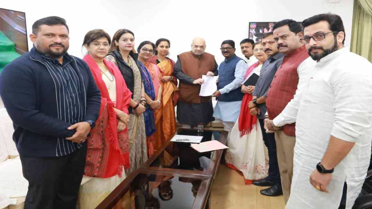 ಗಡಿ ವಿವಾದ: ಅಮಿತ್ ಶಾ ಭೇಟಿಯಾದ ಮಹಾರಾಷ್ಟ್ರ ನಾಯಕರು, ಕರ್ನಾಟಕದ ವಿರುದ್ಧ ದೂರು ಗಡಿ ವಿವಾದ: ಅಮಿತ್ ಶಾ ಭೇಟಿಯಾದ ಮಹಾರಾಷ್ಟ್ರ ನಾಯಕರು, ಕರ್ನಾಟಕದ ವಿರುದ್ಧ ದೂರು