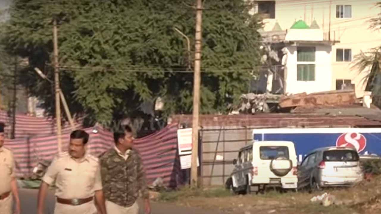 ಹುಬ್ಬಳ್ಳಿ: ಮಹಬೂಬ್ ಶಾಹ ಖಾದ್ರಿ ದರ್ಗಾ ತೆರವು ಕಾರ್ಯಾಚರಣೆ ಅಹಿತಕರ ಘಟನೆಗಳಿಲ್ಲದೆ ಪೂರ್ಣಗೊಂಡಿದೆ ಹುಬ್ಬಳ್ಳಿ: ಮಹಬೂಬ್ ಶಾಹ ಖಾದ್ರಿ ದರ್ಗಾ ತೆರವು ಕಾರ್ಯಾಚರಣೆ ಅಹಿತಕರ ಘಟನೆಗಳಿಲ್ಲದೆ ಪೂರ್ಣಗೊಂಡಿದೆ