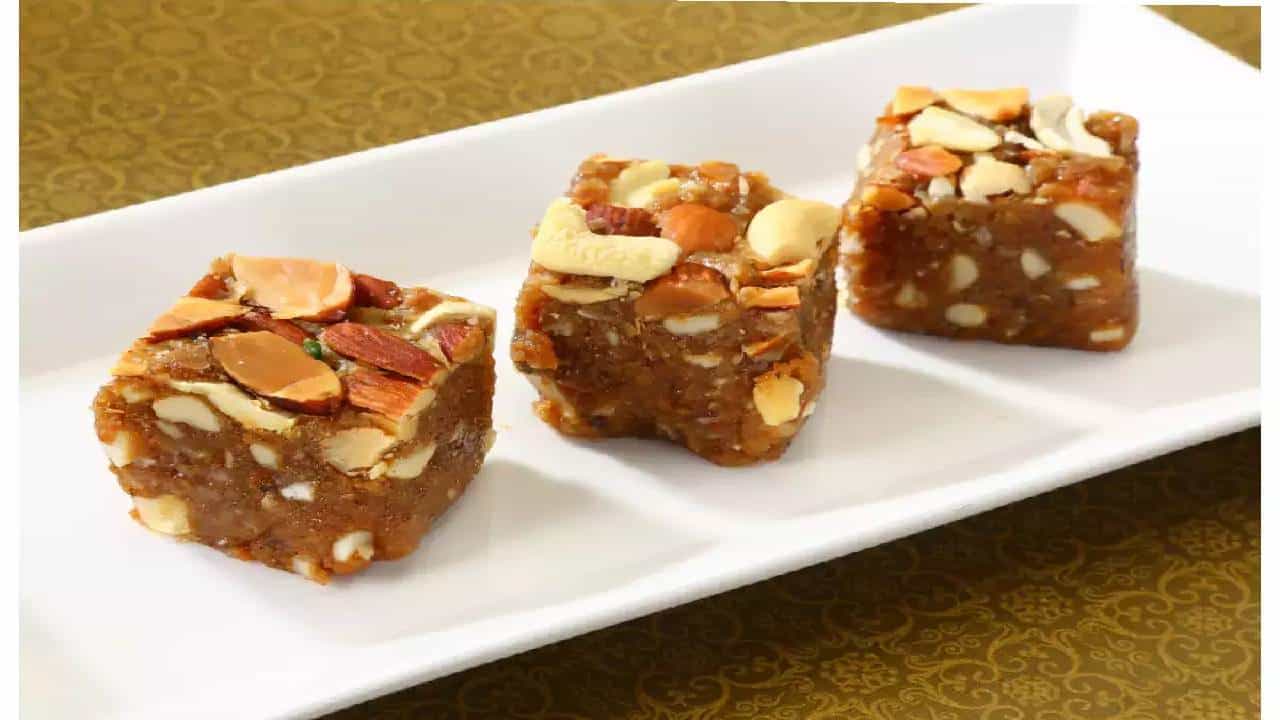 Dates Milk Barfi: ನೀವು ಸುಲಭವಾಗಿ ಮನೆಯಲ್ಲಿಯೇ ಖರ್ಜೂರದ ಬರ್ಫಿ ತಯಾರಿಸಿ Dates Milk Barfi: ನೀವು ಸುಲಭವಾಗಿ ಮನೆಯಲ್ಲಿಯೇ ಖರ್ಜೂರದ ಬರ್ಫಿ ತಯಾರಿಸಿ