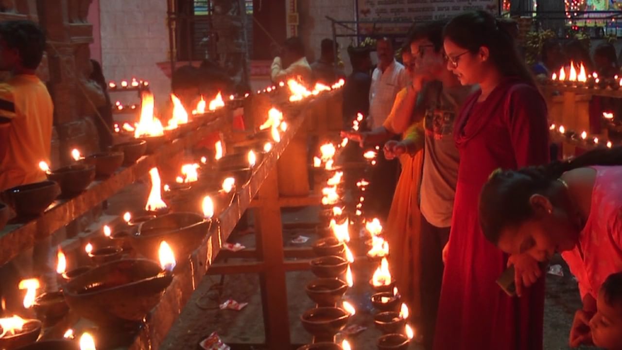 ಕೆಲವರಾದ್ರೆ ಮುಂದೆ ಆಗಬೇಕಾದ್ದು ಏನಾದ್ರು ಇದ್ದರೆ ಆ ಬೇಡಿಕೆ ಇಟ್ಟುಕೊಂಡು ದೀಪ ಹಚ್ಚುವುದು ಇಲ್ಲಿನ ಸಂಪ್ರದಾಯವಾಗಿದೆ. ಈ ದೀಪದ  ಹಬ್ಬದ ಸಂಭ್ರಮವನ್ನ ಕಣ್ಣಾರೇ  ನೋಡುವುದೇ ಒಂದು ರೀತಿಯಲ್ಲಿ  ವಿಶೇಷ. (ವರದಿ: ಬಸವರಾಜ್ ದೊಡ್ಮನಿ, ಟಿವಿ 9, ದಾವಣಗೆರೆ)
