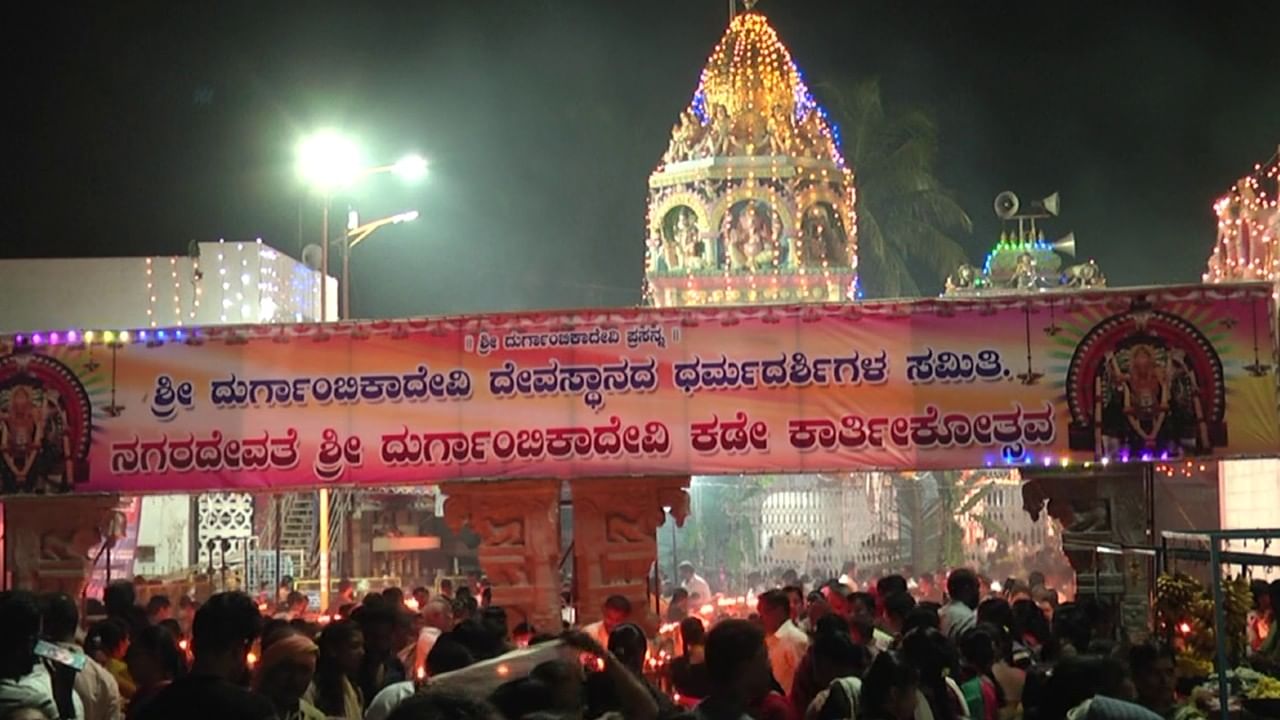 ದುರ್ಗಾಂಭಿಕಾ ದೇವಿಯ ದೇವಸ್ಥಾನದ ಸುತ್ತಲು ಇರುವ ಹಲವಾರು ದೇವಸ್ಥಾನಗಳಿಗೆ  ಕಾರ್ತೀಕದ ದೀಪಗಳ ಹೋಗಿ ಬರುತ್ತವೆ. ಇದಾದ ಬಳಿಕ  ದುರ್ಗಾಂಭಿಕೆಗೆ  ದೀಪದ ಆರತಿ ನಡೆಯುತ್ತದೆ. ಸಾವಿರಾರು ದೀಪಗಳನ್ನ ಹಚ್ಚಲು ಇದಕ್ಕಾಗಿಯೇ ವಿಶೇಷ ಸ್ಟಾಂಡ್ ಗಳನ್ನ ಮಾಡಲಾಗಿರುತ್ತದೆ.