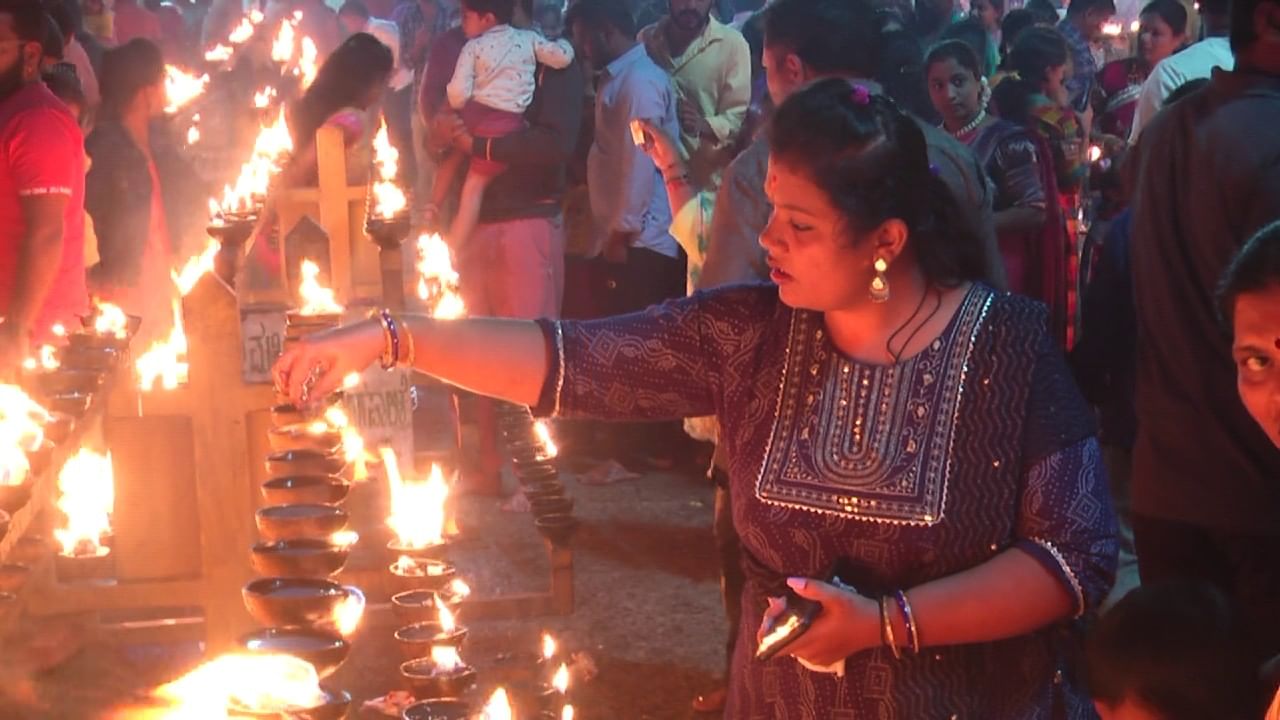 ಅದು ವರ್ಷಕ್ಕೊಮ್ಮೆ ನಡೆಯುವ  ಅಪರೂಪದ ಉತ್ಸವ. ಇದಕ್ಕಾಗಿ ತಿಂಗಳಿಂದ ಸಿದ್ಧತೆಗಳು ಶುರುವಾಗುತ್ತದೆ. ಇಲ್ಲಿ ದೀಪಗಳದ್ದೆ ದರ್ಬಾರು. ಆದ್ರೆ ಅದು ದೀಪಾವಳಿಯಲ್ಲ. ನಗರದ ಬಹುತೇಕರು ಬಂದು ಮನೆಗೊಂದು ದೀಪ ಹಚ್ಚುತ್ತಾರೆ. ಹೀಗೆ ದೀಪ ಹಚ್ಚಿದ್ರೆ ಕಟ್ಟಿಕೊಂಡ ಹರಿಕೆ ಪೂರೈಕೆ ಆದಂತೆ. ಇಲ್ಲಿದೆ ನೋಡಿ ಸ್ಪೆಷಲ್ ದೀಪ ಸ್ಟೋರಿ.
