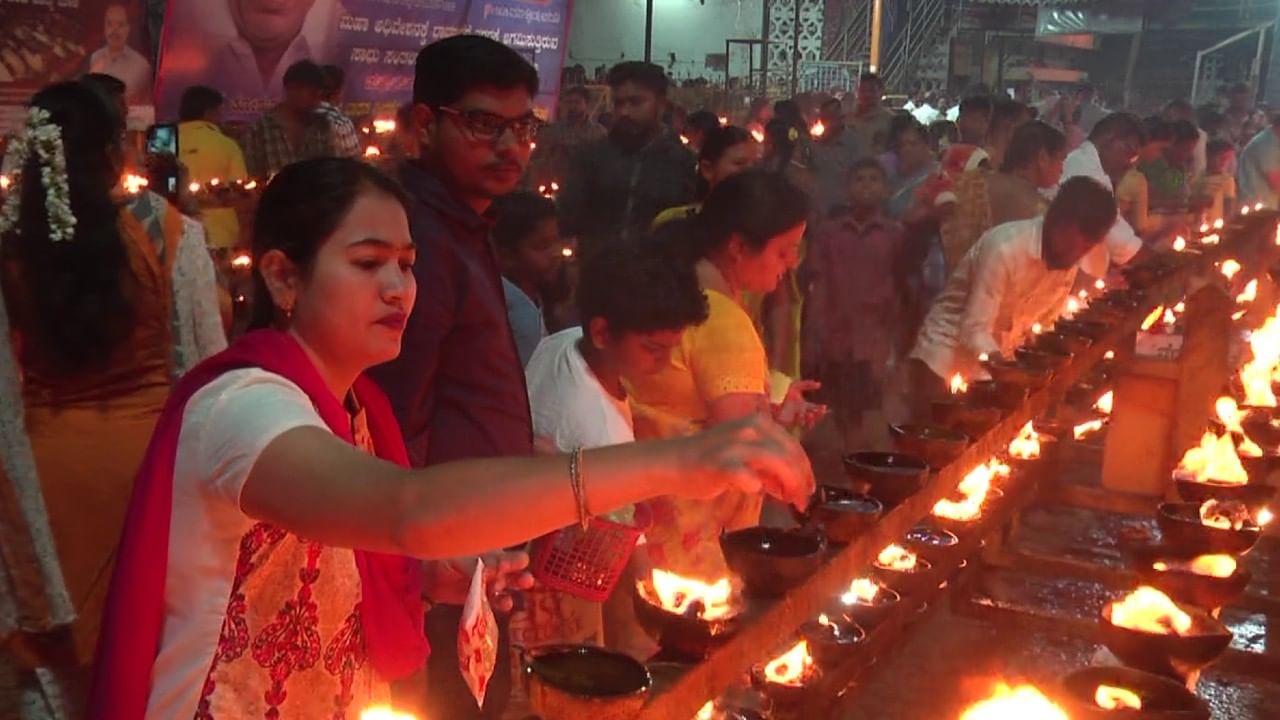 ಇದು  ಶತಮಾನಗಳಿಂದ ನಡೆದುಕೊಂಡು ಬಂದಿರುವ  ಸಂಪ್ರದಾಯ. ಇಲ್ಲಿ ಹೇಳುತ್ತಿರುವುದು ದಾವಣಗೆರೆ ನಗರ ದೇವತೆ ದುರ್ಗಾಂಭಿಕಾ ದೇವಿಯ ದೇವಸ್ಥಾನದಲ್ಲಿ  ನಡೆದ ದೀಪೋತ್ಸವದ ಸಂಭ್ರಮ. 