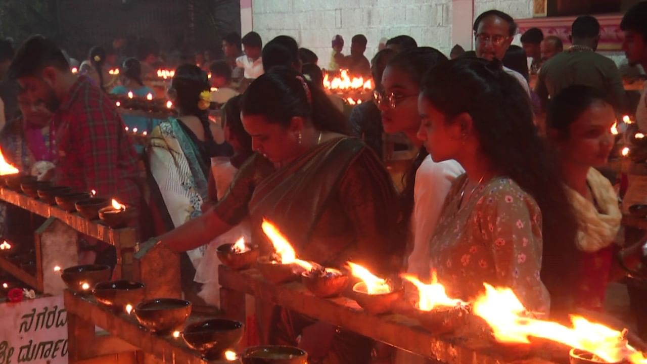 ದೇವಸ್ಥಾನದ ಗಂಟೆ ಫಲಿಂತಾಶ ಒಂದು ತಿಂಗಳಲ್ಲಿ ಬರುತ್ತದೆಯಂತೆ. ಗಂಟೆ ಬಡಿದ ಯಾರಿಗಾದರೂ ತೊಂದರೆ ಆದರೆ ಅದು ಅವರದ್ದೇ ತಪ್ಪು ಎಂಬ ನಂಬಿಕೆಯಿದೆ. ದೇವಿಯೇ ಶಿಕ್ಷೆ  ಕೊಟ್ಟಿದ್ದಾಳೆ ಎಂದು ಜನ ತಿಳಿದುಕೊಳ್ಳುತ್ತಾರೆ.  ಆದ್ರೆ ದೀಪ ಹಚ್ಚುವುದು ಅಂದುಕೊಂಡಿದ್ದು ಆದ ಬಳಿಕ ದೇವಿಗೆ ಹರಕೆ ಒಪ್ಪಿಸುವ ಸಂಪ್ರದಾಯದ ಒಂದು ಭಾಗ.
 