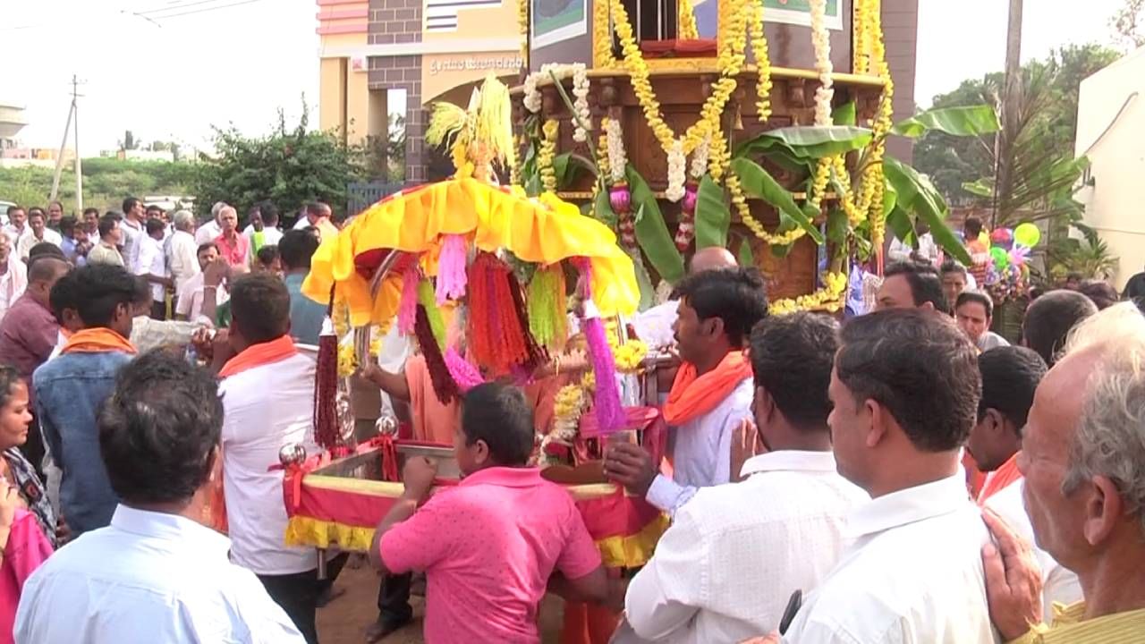 ಇದೇ ಪರಮೇಶ್ವರ ಸ್ವಾಮೀಜಿಗಳ ಮನಸ್ಸಿನಲ್ಲಿ  ಕರಿಬಸಜ್ಜಯ್ಯ  ಬಂದು ಸಂದೇಶ ನೀಡುತ್ತಾರೆ ಎಂಬುದು ಜನರ ನಂಬಿಕೆ. ಈ ಜಾತ್ರೆಯ ದಿನ ಗ್ರಾಮದ ತುಂಬೆಲ್ಲಾ ಸಡಗರ ತುಂಬಿರುತ್ತೆ. 