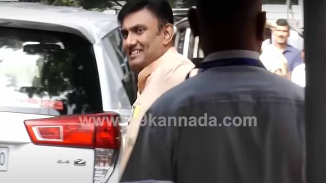 ಮುಖ್ಯಮಂತ್ರಿಗಳ ನಿವಾಸಕ್ಕೆ ಸಚಿವ ಮತ್ತು ಸಚಿವರಲ್ಲದವರ ದೌಡು, ಸಂಪುಟ ವಿಸ್ತರಣೆಯ ಸಾಧ್ಯತೆ? ಮುಖ್ಯಮಂತ್ರಿಗಳ ನಿವಾಸಕ್ಕೆ ಸಚಿವ ಮತ್ತು ಸಚಿವರಲ್ಲದವರ ದೌಡು, ಸಂಪುಟ ವಿಸ್ತರಣೆಯ ಸಾಧ್ಯತೆ?