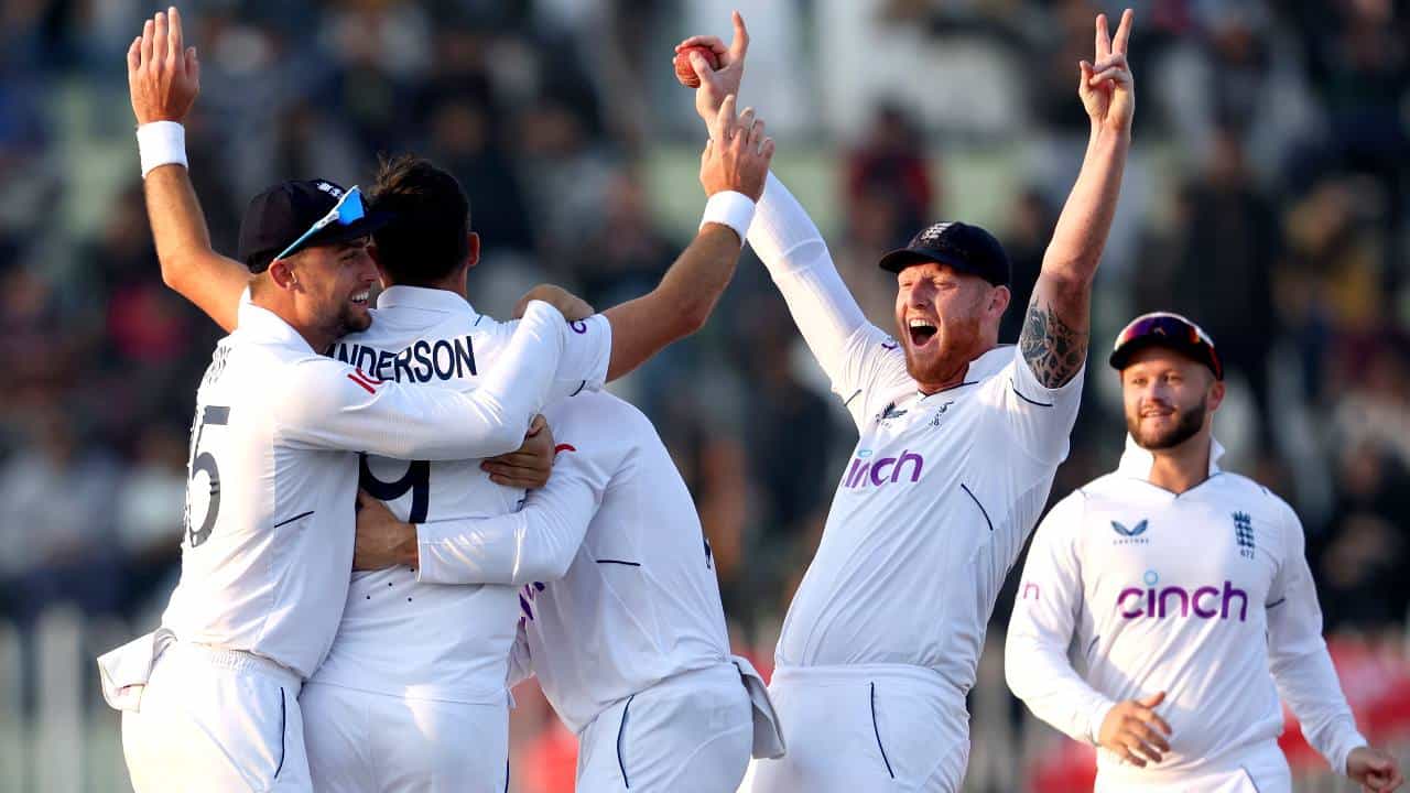 Pakistan vs England, 1st Test: ಪಾಕ್ಗೆ ಮುಖಭಂಗ: ಇಂಗ್ಲೆಂಡ್ಗೆ ಭರ್ಜರಿ ಜಯ Pakistan vs England, 1st Test: ಪಾಕ್ಗೆ ಮುಖಭಂಗ: ಇಂಗ್ಲೆಂಡ್ಗೆ ಭರ್ಜರಿ ಜಯ