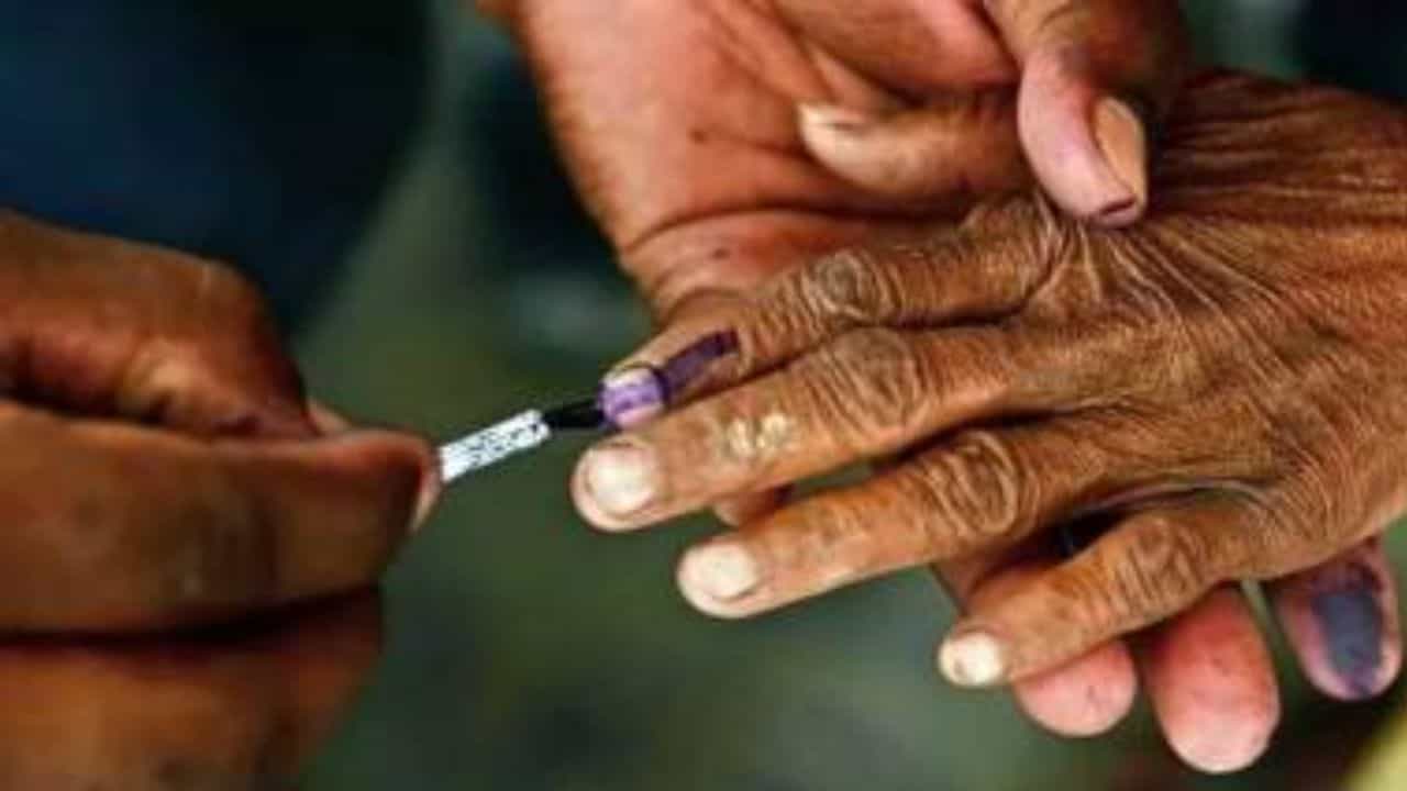 Gujarat Election Poll: ಮುಸ್ಲಿಂ ವ್ಯಕ್ತಿಗೆ ಪೊಲೀಸರು ಥಳಿಸಿದ್ದಕ್ಕೆ ಮತದಾನ ಬಹಿಷ್ಕರಿಸಿದ ಖೇಡಾ ಗ್ರಾಮದ ಮುಸ್ಲಿಮರು Gujarat Election Poll: ಮುಸ್ಲಿಂ ವ್ಯಕ್ತಿಗೆ ಪೊಲೀಸರು ಥಳಿಸಿದ್ದಕ್ಕೆ ಮತದಾನ ಬಹಿಷ್ಕರಿಸಿದ ಖೇಡಾ ಗ್ರಾಮದ ಮುಸ್ಲಿಮರು