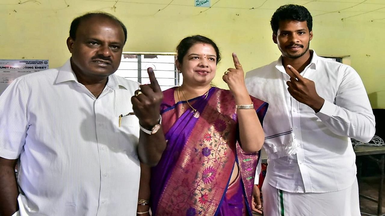 ನಿಖಿಲ್ಗಾಗಿ ಕ್ಷೇತ್ರ ತ್ಯಾಗ ಮಾಡಿದ ಅನಿತಾ ಕುಮಾರಸ್ವಾಮಿ, ತಾಯಿಯಿಂದಲೇ ಮಗನಿಗೆ ಪಟ್ಟಾಭಿಷೇಕ ನಿಖಿಲ್ಗಾಗಿ ಕ್ಷೇತ್ರ ತ್ಯಾಗ ಮಾಡಿದ ಅನಿತಾ ಕುಮಾರಸ್ವಾಮಿ, ತಾಯಿಯಿಂದಲೇ ಮಗನಿಗೆ ಪಟ್ಟಾಭಿಷೇಕ