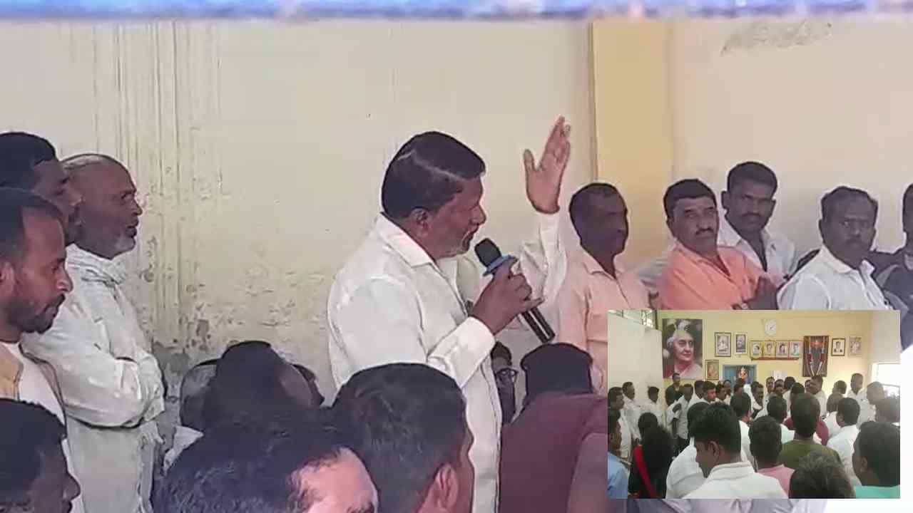 ಸ್ವಪಕ್ಷದ ನಾಯಕರಿಗೆ ಹಿಗ್ಗಾಮುಗ್ಗಾ ಜಾಡಿಸಿದ ಕೈ ಕಾರ್ಯಕರ್ತರು: ಉತ್ತರಿಸಲಾಗದೆ ಮೊಬೈಲ್ ನೋಡುತ್ತ ಕುಳಿತ ಕೆಪಿಸಿಸಿ ಕಾರ್ಯಾಧ್ಯಕ್ಷ ಸ್ವಪಕ್ಷದ ನಾಯಕರಿಗೆ ಹಿಗ್ಗಾಮುಗ್ಗಾ ಜಾಡಿಸಿದ ಕೈ ಕಾರ್ಯಕರ್ತರು: ಉತ್ತರಿಸಲಾಗದೆ ಮೊಬೈಲ್ ನೋಡುತ್ತ ಕುಳಿತ ಕೆಪಿಸಿಸಿ ಕಾರ್ಯಾಧ್ಯಕ್ಷ