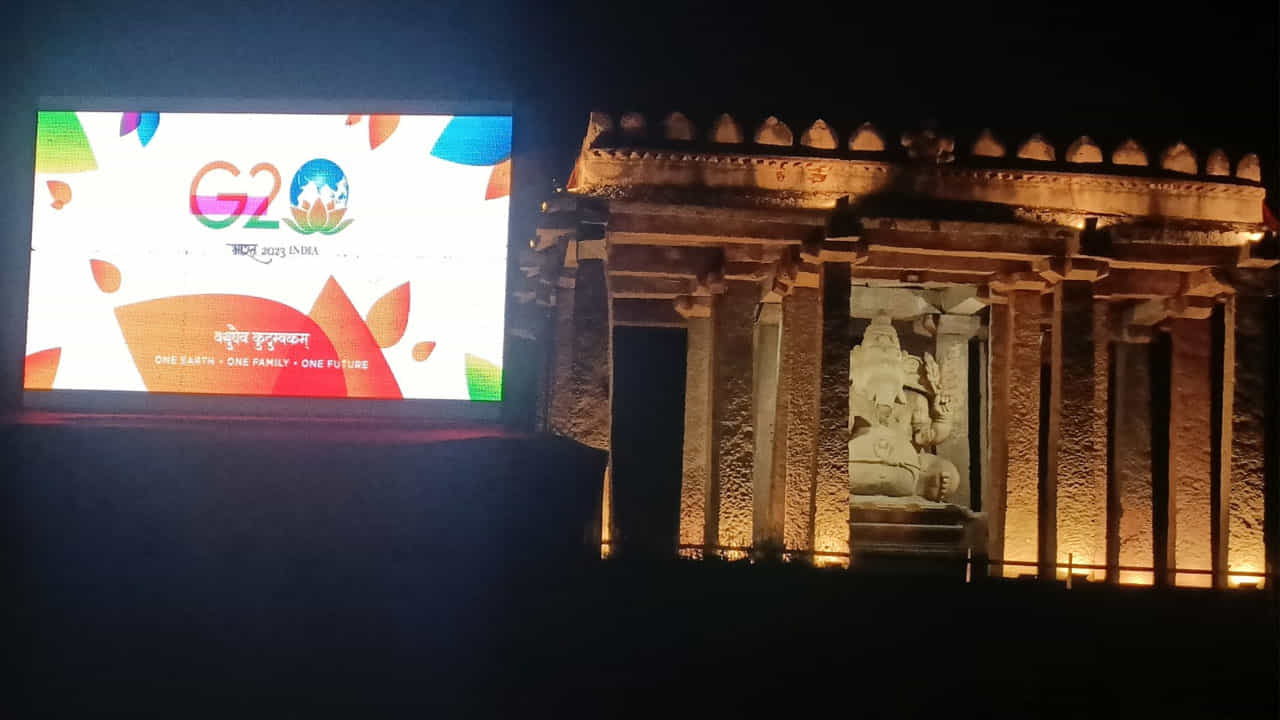 ಜಿ20 ಲಾಂಛನದೊಂದಿಗೆ ವಿದ್ಯುದ್ದೀಪಾಲಂಕಾರದಿಂದ ಝಗಮಗಿಸಿದ ಹಂಪಿ ಜಿ20 ಲಾಂಛನದೊಂದಿಗೆ ವಿದ್ಯುದ್ದೀಪಾಲಂಕಾರದಿಂದ ಝಗಮಗಿಸಿದ ಹಂಪಿ