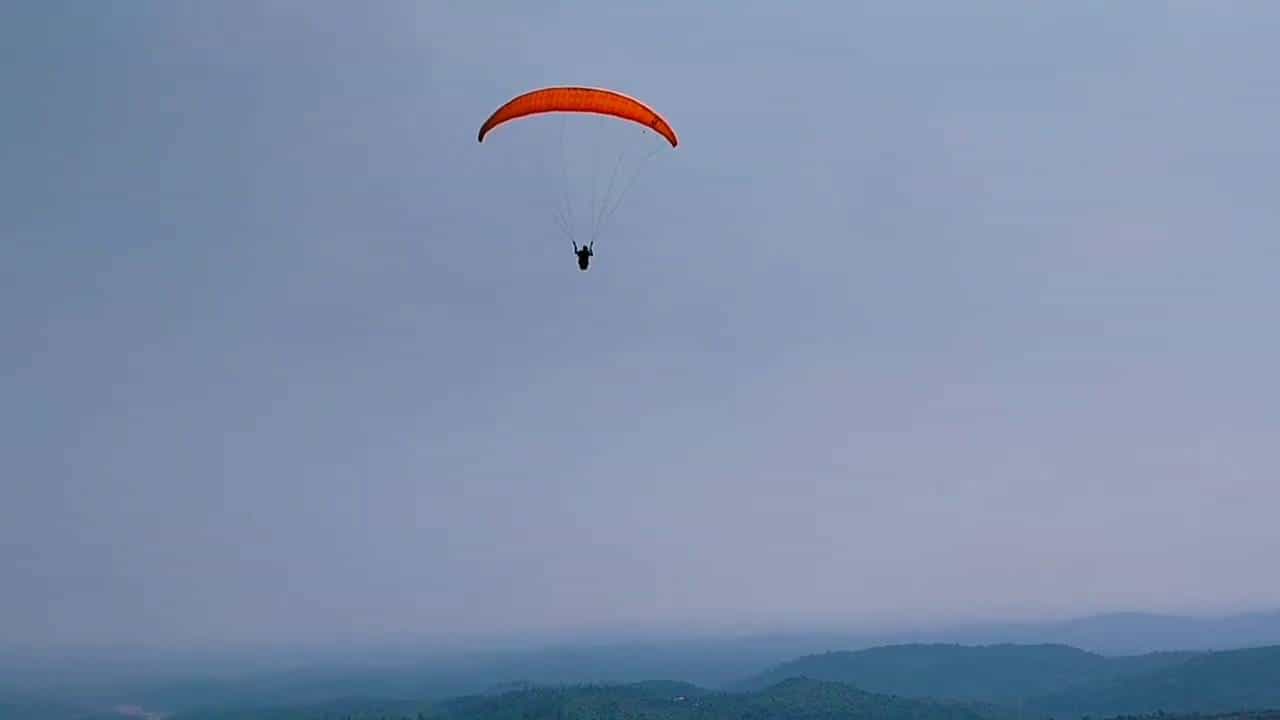 ಕರ್ನಾಟಕದ ಪಶ್ಚಿಮ ಘಟ್ಟದಲ್ಲಿ ಮೊದಲ ಬಾರಿಗೆ ಪ್ಯಾರಾಗ್ಲೈಡಿಂಗ್ ಆರಂಭವಾಗಿದೆ. ಪಶ್ಚಿಮಘಟ್ಟದ ರಮಣೀಯ ತಾಣದಲ್ಲಿ ಅರಣ್ಯ ಇಲಾಖೆ ಉಸ್ತುವಾರಿಯಲ್ಲಿ, ಗ್ರಾಮ ಅರಣ್ಯ ಸಮಿತಿ ನೇತೃತ್ವದಲ್ಲಿ ಇಂದಿನಿಂದ ಪ್ಯಾರಾಗ್ಲೈಡಿಂಗ್ ಸಾಹಸಮಯ ಚಟುವಟಿಕೆ ಆರಂಭಗೊಂಡಿದೆ. ಹಾಸನ ಜಿಲ್ಲೆ ಸಕಲೇಶಪುರ ತಾಲ್ಲೂಕಿನ ಹೊಸಳ್ಳಿಗುಡ್ಡದಲ್ಲಿ ಈ ಚಟುವಟಿಕೆ ಆರಂಭವಾಗಿದೆ.