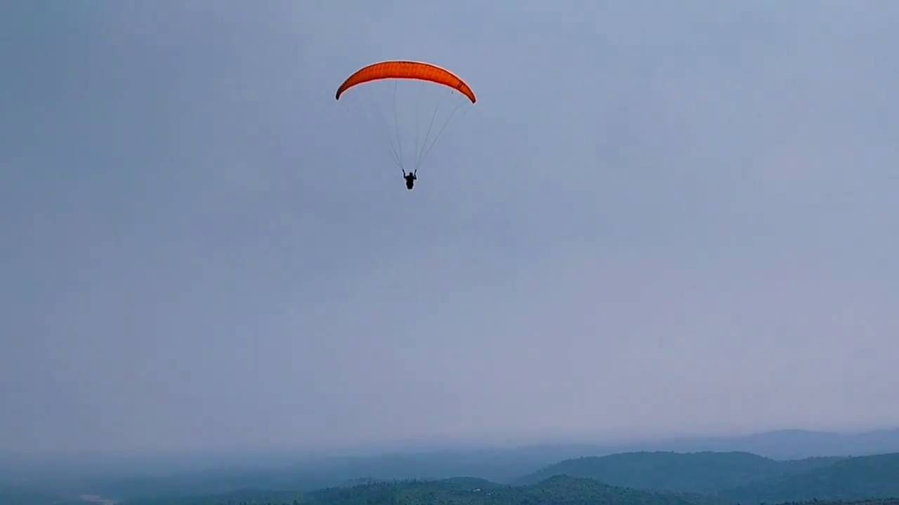 ಕರ್ನಾಟಕದ ಪಶ್ಚಿಮ ಘಟ್ಟದಲ್ಲಿ ಮೊದಲ ಬಾರಿಗೆ ಪ್ಯಾರಾಗ್ಲೈಡಿಂಗ್ ಆರಂಭವಾಗಿದೆ. ಪಶ್ಚಿಮಘಟ್ಟದ ರಮಣೀಯ ತಾಣದಲ್ಲಿ ಅರಣ್ಯ ಇಲಾಖೆ ಉಸ್ತುವಾರಿಯಲ್ಲಿ, ಗ್ರಾಮ ಅರಣ್ಯ ಸಮಿತಿ ನೇತೃತ್ವದಲ್ಲಿ ಇಂದಿನಿಂದ ಪ್ಯಾರಾಗ್ಲೈಡಿಂಗ್ ಸಾಹಸಮಯ ಚಟುವಟಿಕೆ ಆರಂಭಗೊಂಡಿದೆ. ಹಾಸನ ಜಿಲ್ಲೆ ಸಕಲೇಶಪುರ ತಾಲ್ಲೂಕಿನ ಹೊಸಳ್ಳಿಗುಡ್ಡದಲ್ಲಿ ಈ ಚಟುವಟಿಕೆ ಆರಂಭವಾಗಿದೆ.