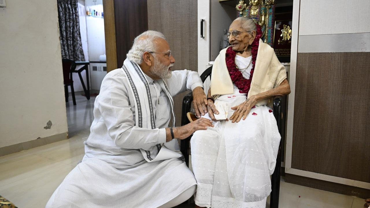 PM Modi's Mother ಮಗ ಪ್ರಧಾನಿಯಾಗಿದ್ದರೂ ಹೀರಾಬೆನ್ ತಮ್ಮ ಹಳ್ಳಿಯಲ್ಲೇ ಇರಲು ಬಯಸಿದ್ದಕ್ಕೆ ಕಾರಣ ಇಲ್ಲಿದೆ