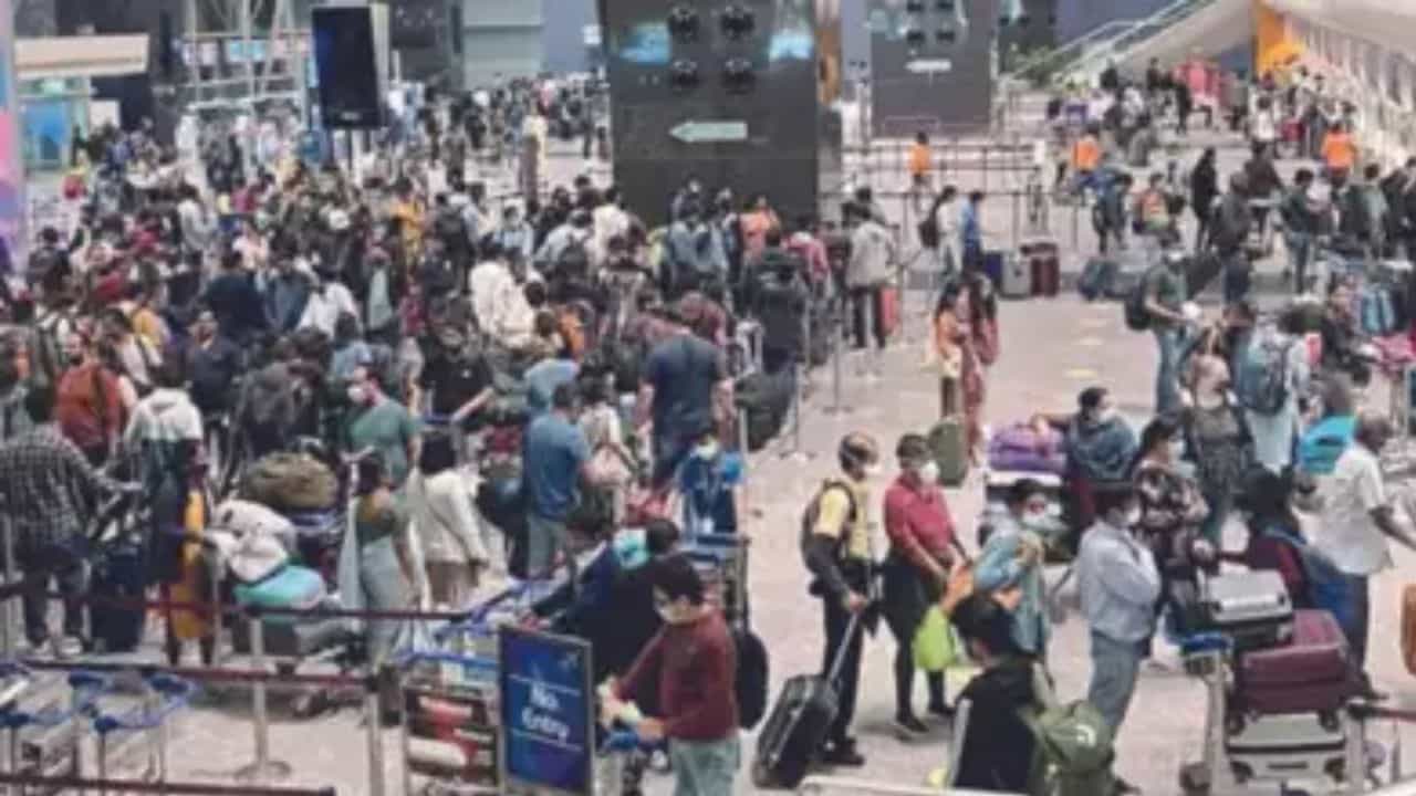 Bengaluru Airport: ಬೆಂಗಳೂರು ವಿಮಾನ ನಿಲ್ದಾಣದಲ್ಲಿ ರಜಾ ದಿನ ಪ್ರಯಾಣದ ಅವ್ಯವಸ್ಥೆ, 2 ಗಂಟೆ ಮೊದಲು ಬಂದರೂ ವಿಮಾನ ಮಿಸ್