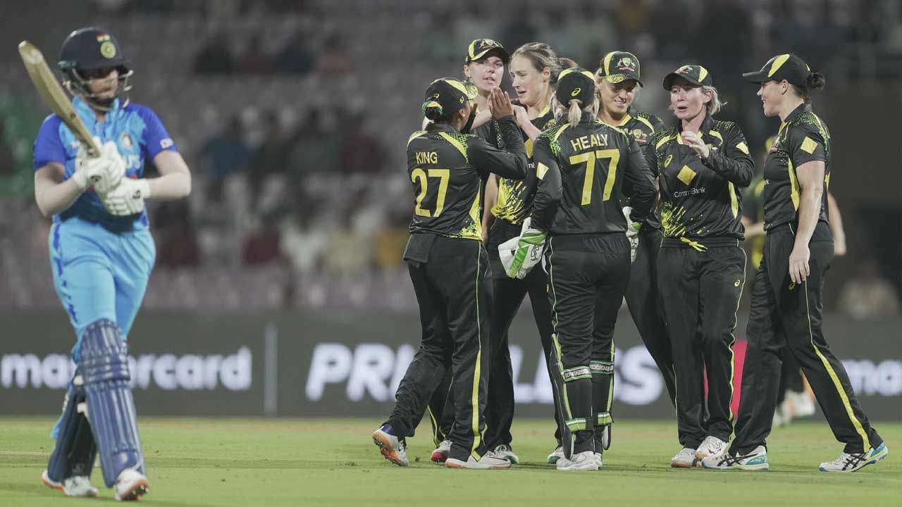INDW vs AUSW: ತವರಿನಲ್ಲಿ ಭಾರತ ಮಹಿಳಾ ತಂಡಕ್ಕೆ ಮುಖಭಂಗ: ಮೊದಲ ಪಂದ್ಯದಲ್ಲೇ ಸೋಲು INDW vs AUSW: ತವರಿನಲ್ಲಿ ಭಾರತ ಮಹಿಳಾ ತಂಡಕ್ಕೆ ಮುಖಭಂಗ: ಮೊದಲ ಪಂದ್ಯದಲ್ಲೇ ಸೋಲು