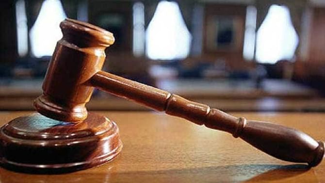 Gujarat: ವಿಚಾರಣೆ ವೇಳೆ ನ್ಯಾಯಾಧೀಶರ ಮೇಲೆ ಕಲ್ಲು ಎಸೆದ ಕೊಲೆ ಯತ್ನ ಪ್ರಕರಣದ ಆರೋಪಿ; 3 ಪೊಲೀಸರು ಸಸ್ಪೆಂಡ್ Gujarat: ವಿಚಾರಣೆ ವೇಳೆ ನ್ಯಾಯಾಧೀಶರ ಮೇಲೆ ಕಲ್ಲು ಎಸೆದ ಕೊಲೆ ಯತ್ನ ಪ್ರಕರಣದ ಆರೋಪಿ; 3 ಪೊಲೀಸರು ಸಸ್ಪೆಂಡ್