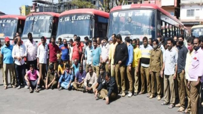 ಮತ್ತೆ ಸಿಡಿದೆದ್ದ ಸಾರಿಗೆ ನೌಕರರು: ಬೆಳಗಾವಿ ಅಧಿವೇಶನದಲ್ಲಿ ಬೇಡಿಕೆ ಈಡೇರಿಸದಿದ್ದರೆ ಉಗ್ರ ಹೋರಾಟದ ಎಚ್ಚರಿಕೆ ಮತ್ತೆ ಸಿಡಿದೆದ್ದ ಸಾರಿಗೆ ನೌಕರರು: ಬೆಳಗಾವಿ ಅಧಿವೇಶನದಲ್ಲಿ ಬೇಡಿಕೆ ಈಡೇರಿಸದಿದ್ದರೆ ಉಗ್ರ ಹೋರಾಟದ ಎಚ್ಚರಿಕೆ