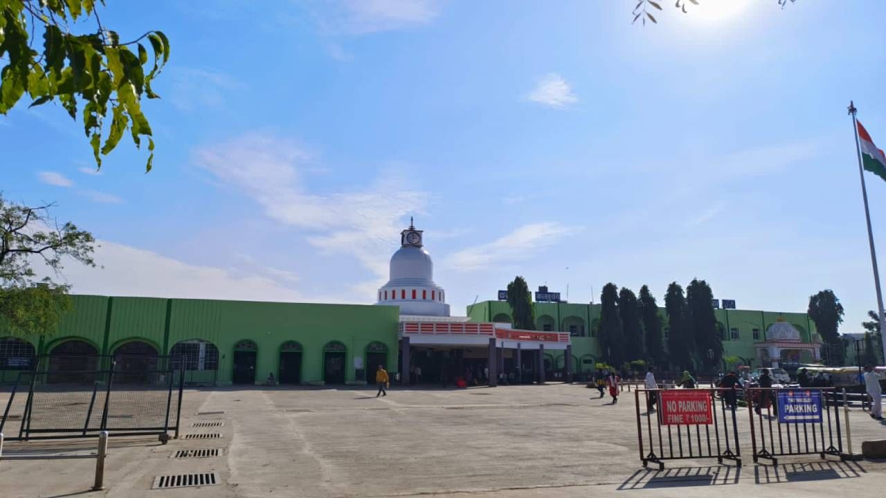 ಬೆಂಗಳೂರು, ಕಲಬುರಗಿಯಲ್ಲೂ ಪ್ರತಿಧ್ವನಿಸಿತು ಗುಂಬಜ್ ವಿವಾದ: ಕೆಪಿಟಿಸಿಎಲ್ ಕಟ್ಟಡದ ಮೇಲೆ ಗುಂಬಜ್ ಕಟ್ಟಲಾಗಿದೆ ಎಂದು ಚಕ್ರವರ್ತಿ ಸೂಲಿಬೆಲೆ ಕಿಡಿ ಬೆಂಗಳೂರು, ಕಲಬುರಗಿಯಲ್ಲೂ ಪ್ರತಿಧ್ವನಿಸಿತು ಗುಂಬಜ್ ವಿವಾದ: ಕೆಪಿಟಿಸಿಎಲ್ ಕಟ್ಟಡದ ಮೇಲೆ ಗುಂಬಜ್ ಕಟ್ಟಲಾಗಿದೆ ಎಂದು ಚಕ್ರವರ್ತಿ ಸೂಲಿಬೆಲೆ ಕಿಡಿ