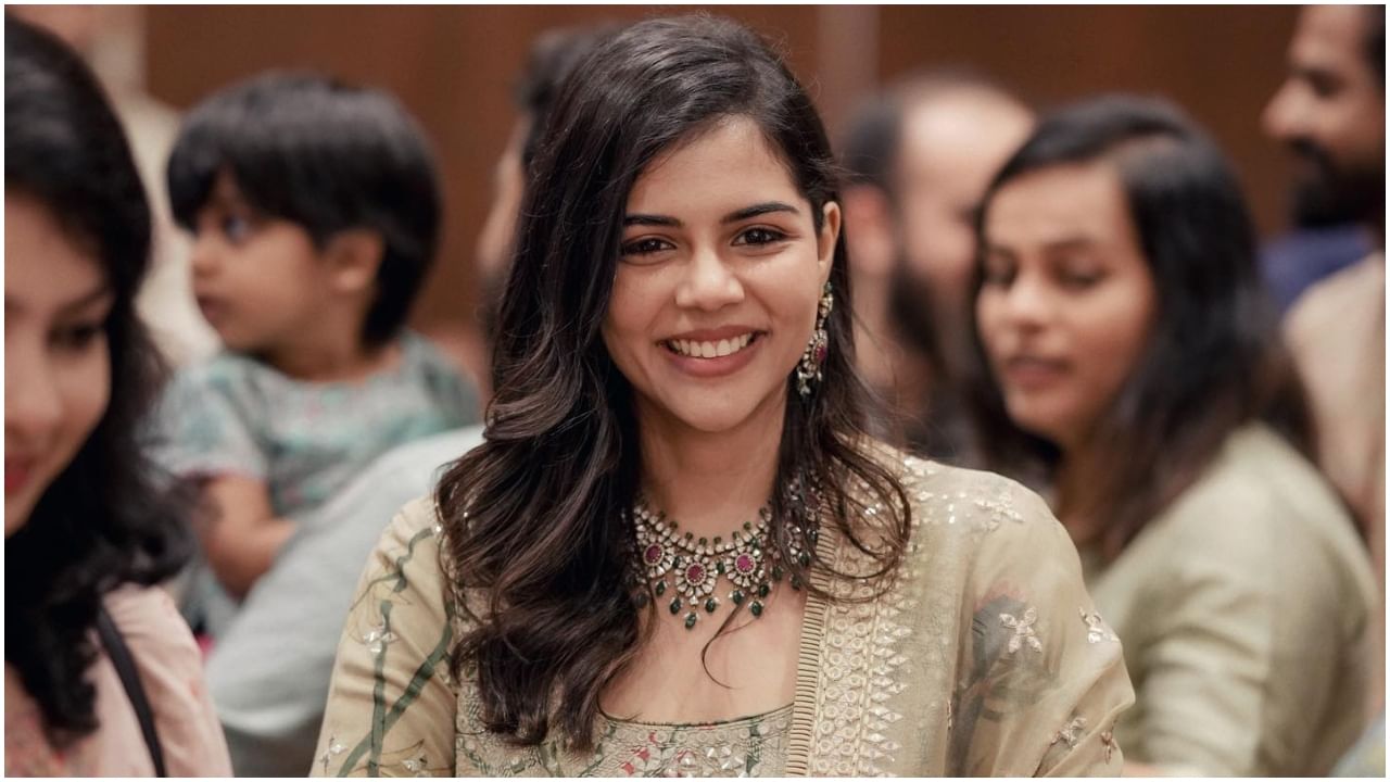 ‘ಸೈಮಾ’, ‘ಫಿಲ್ಮ್​ಫೇರ್​’ ಮುಂತಾದ ಪ್ರಶಸ್ತಿಗಳನ್ನು ಕಲ್ಯಾಣಿ ಪ್ರಿಯದರ್ಶನ್​ ಪಡೆದುಕೊಂಡಿದ್ದಾರೆ. ಇನ್​ಸ್ಟಾಗ್ರಾಮ್​ನಲ್ಲಿ ಅವರನ್ನು 37 ಲಕ್ಷಕ್ಕೂ ಅಧಿಕ ಜನರು ಫಾಲೋ ಮಾಡುತ್ತಿದ್ದಾರೆ. ದಿನದಿಂದ ದಿನಕ್ಕೆ ಅವರ ಜನಪ್ರಿಯತೆ ಹೆಚ್ಚಿತ್ತಿದೆ.