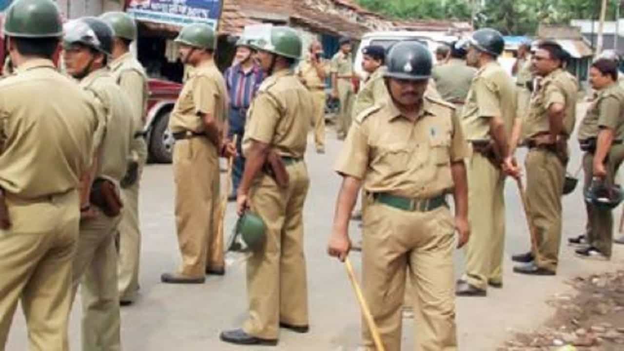 ಮಹಾರಾಷ್ಟ್ರದಿಂದ ಬೆಳಗಾವಿಗೆ ಎಂಟ್ರಿಯಾಗುವ ಪ್ರತಿಯೊಂದು ಮಾರ್ಗದಲ್ಲೂ ಪೊಲೀಸ್ ಹದ್ದಿನ ಕಣ್ಣು ಮಹಾರಾಷ್ಟ್ರದಿಂದ ಬೆಳಗಾವಿಗೆ ಎಂಟ್ರಿಯಾಗುವ ಪ್ರತಿಯೊಂದು ಮಾರ್ಗದಲ್ಲೂ ಪೊಲೀಸ್ ಹದ್ದಿನ ಕಣ್ಣು