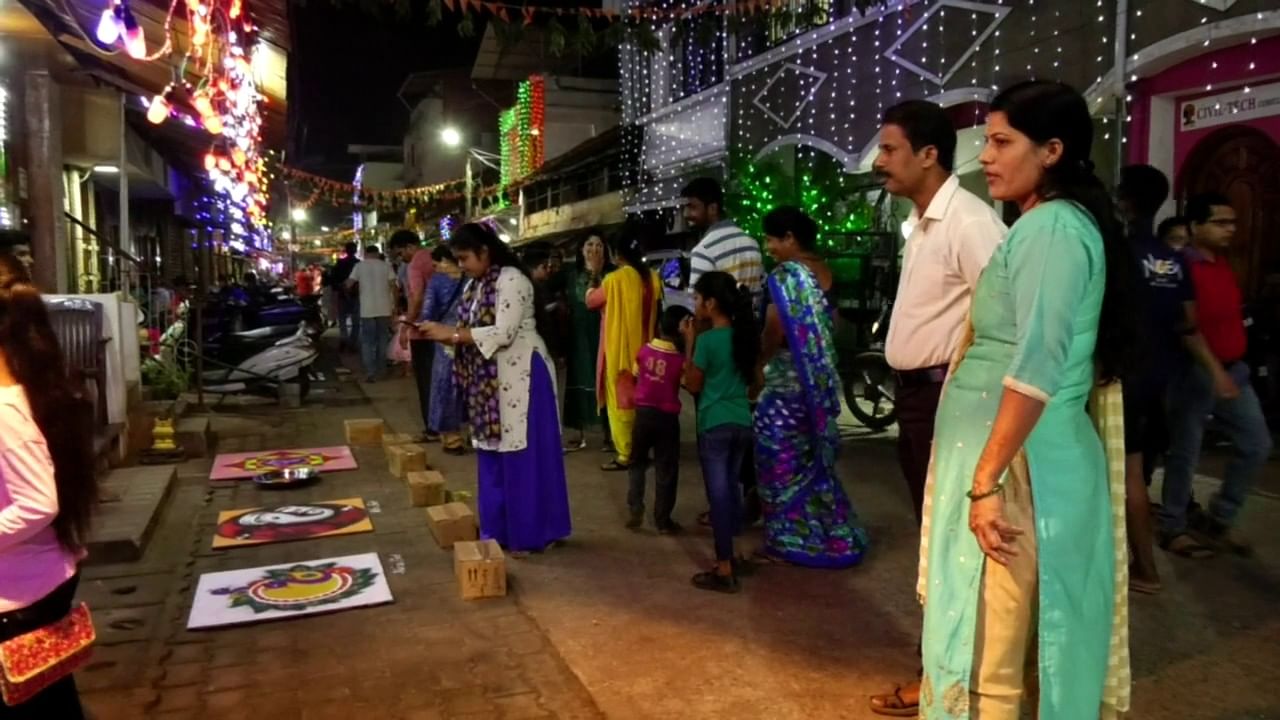 ಮಹಿಳೆಯರು, ಪುರುಷರೆನ್ನದೇ ಈ ರಂಗೋಲಿ ಜಾತ್ರೆಗೆ ಸೆಳೆಯುತ್ತಿದೆ. 