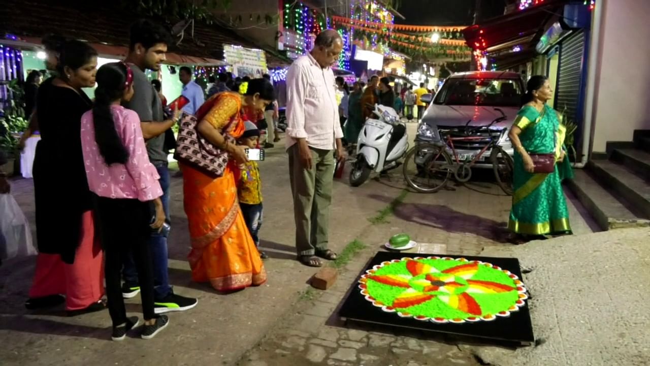 ರಂಗೋಲಿ ಎಂದರೇ ಮಹಿಳೆಯರಿಗೆ ಪಂಚಪ್ರಾಣ. ಆದ್ರೆ ಕಾರವಾರದಲ್ಲಿರುವ ಮಾರುತಿ ದೇವರಿಗೆ ರಂಗೋಲಿಯೇ ಪ್ರಿಯ. 
