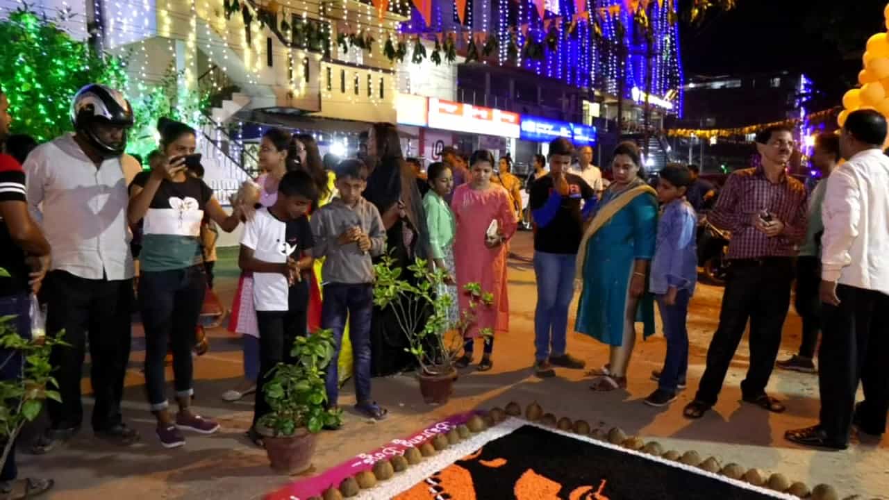 ಉತ್ತರ ಕನ್ನಡ ಜಿಲ್ಲೆಯ ಕಾರವಾರದ ಮಾರುತಿ ಗಲ್ಲಿಯಲ್ಲಿ ನಡೆಯುವ ಮಾರುತಿ ದೇವರ ಜಾತ್ರೆ ತನ್ನದೇ ಆದ ವಿಶೇಷತೆಗಳಿಂದ ಪ್ರಸಿದ್ಧಿ ಪಡೆದಿದೆ.