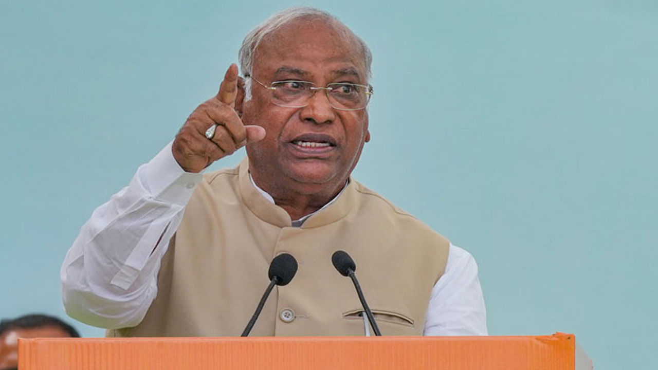 Ayodhya Ram Mandir: ನೀವು ಅರ್ಚಕರೇ? ರಾಮ ಮಂದಿರ ಉದ್ಘಾಟನೆ ದಿನಾಂಕ ಘೋಷಿಸಿದ್ದಕ್ಕೆ ಅಮಿತ್ ಶಾ ವಿರುದ್ಧ ಖರ್ಗೆ ವಾಗ್ದಾಳಿ Ayodhya Ram Mandir: ನೀವು ಅರ್ಚಕರೇ? ರಾಮ ಮಂದಿರ ಉದ್ಘಾಟನೆ ದಿನಾಂಕ ಘೋಷಿಸಿದ್ದಕ್ಕೆ ಅಮಿತ್ ಶಾ ವಿರುದ್ಧ ಖರ್ಗೆ ವಾಗ್ದಾಳಿ