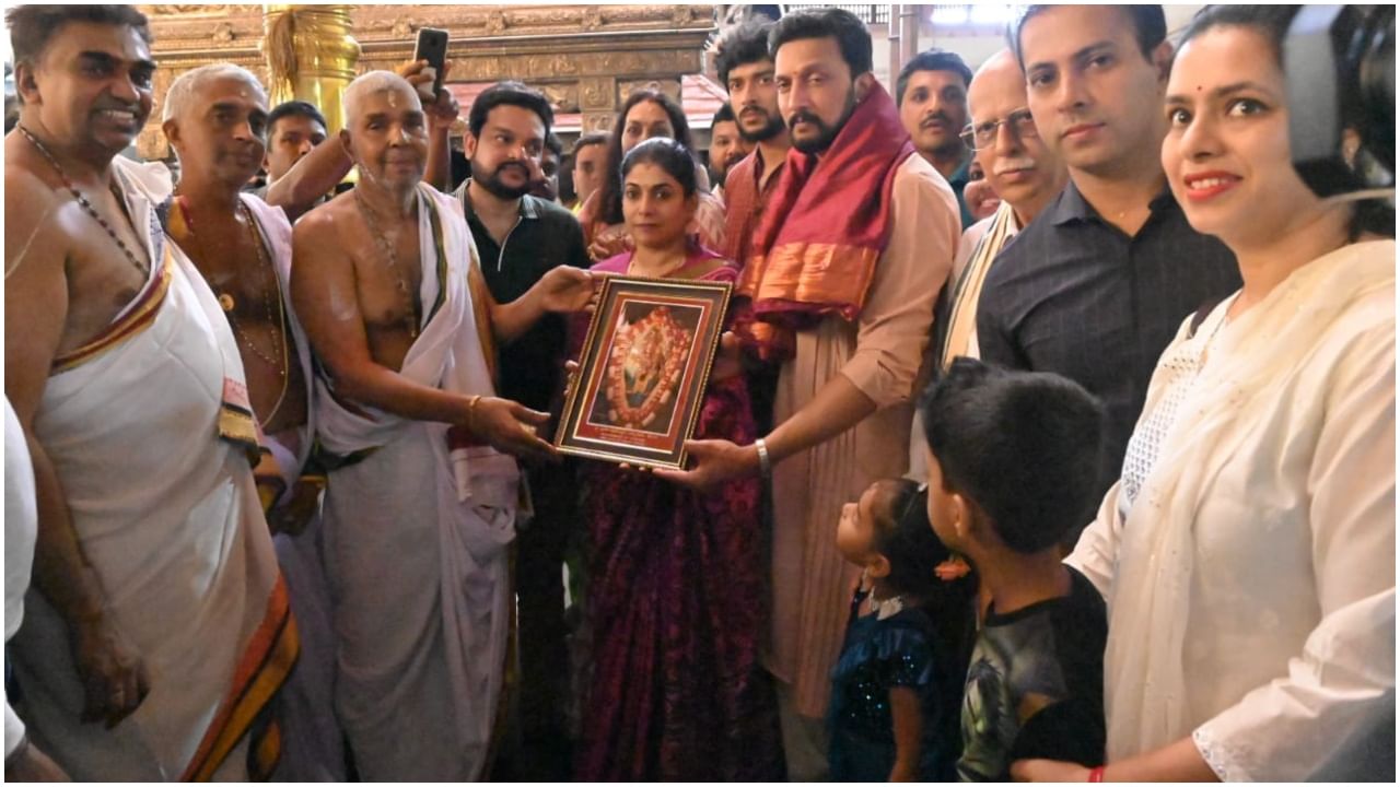 Kichcha Sudeep: ಕಟೀಲು ದುರ್ಗಾಪರಮೇಶ್ವರಿ ದೇವಸ್ಥಾನಕ್ಕೆ ಭೇಟಿ ನೀಡಿ ವಿಶೇಷ ಪೂಜೆ ಸಲ್ಲಿಸಿದ ಸುದೀಪ್​-ಪ್ರಿಯಾ ದಂಪತಿ