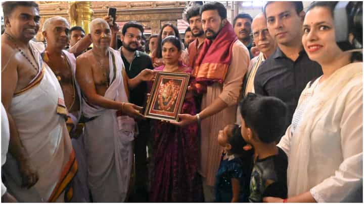 Kichcha Sudeep: ಕಟೀಲು ದುರ್ಗಾಪರಮೇಶ್ವರಿ ದೇವಸ್ಥಾನಕ್ಕೆ ಭೇಟಿ ನೀಡಿ ವಿಶೇಷ ಪೂಜೆ ಸಲ್ಲಿಸಿದ ಸುದೀಪ್-ಪ್ರಿಯಾ ದಂಪತಿ Kichcha Sudeep: ಕಟೀಲು ದುರ್ಗಾಪರಮೇಶ್ವರಿ ದೇವಸ್ಥಾನಕ್ಕೆ ಭೇಟಿ ನೀಡಿ ವಿಶೇಷ ಪೂಜೆ ಸಲ್ಲಿಸಿದ ಸುದೀಪ್-ಪ್ರಿಯಾ ದಂಪತಿ