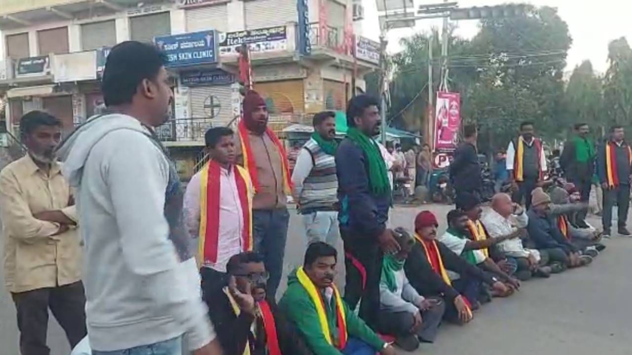ವಿವಿಧ ಬೇಡಿಕೆ ಈಡೇರಿಕೆಗಾಗಿ ಇಂದು ಕೋಲಾರ, ಹಾಸನ ಬಂದ್; ಚಿನ್ನದ ನಾಡಲ್ಲಿ ಖಾಸಗಿ ಶಾಲೆಗಳಿಗೆ ರಜೆ ವಿವಿಧ ಬೇಡಿಕೆ ಈಡೇರಿಕೆಗಾಗಿ ಇಂದು ಕೋಲಾರ, ಹಾಸನ ಬಂದ್; ಚಿನ್ನದ ನಾಡಲ್ಲಿ ಖಾಸಗಿ ಶಾಲೆಗಳಿಗೆ ರಜೆ