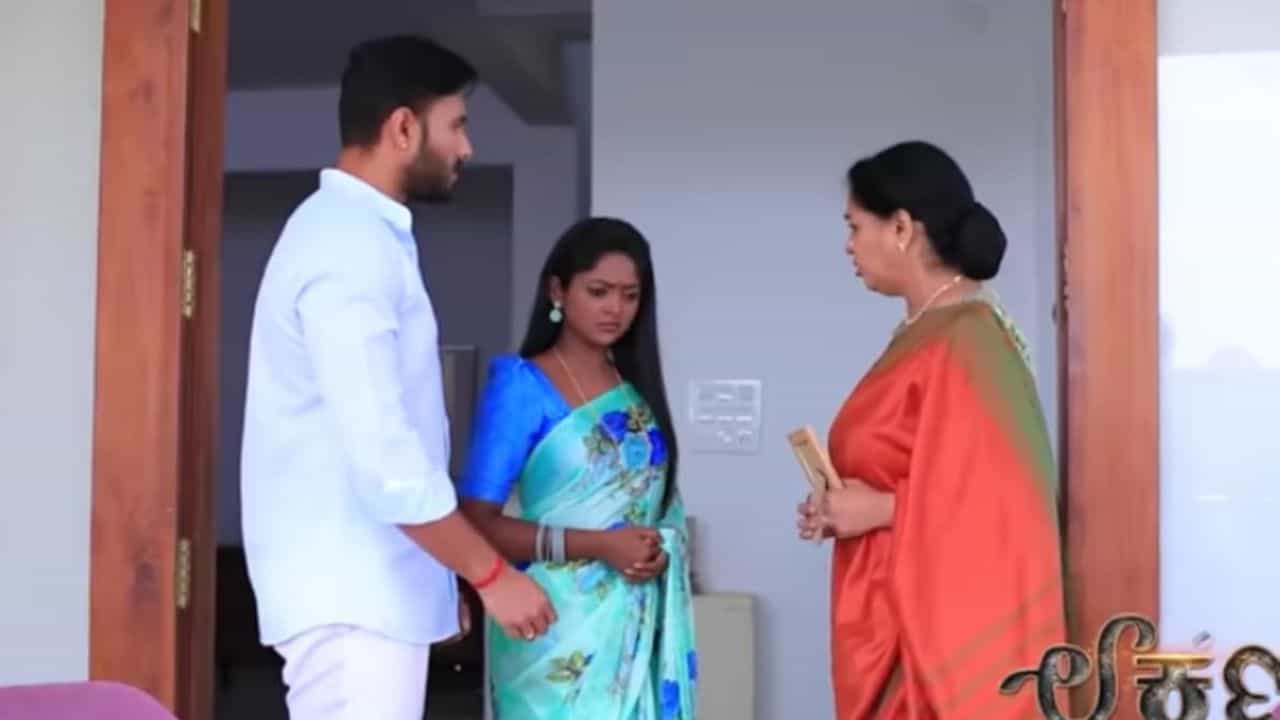 Lakshana Serial: ಮಗ ಬದುಕಿರುವ ವಿಷಯ ಶಕುಂತಳಾದೇವಿಗೆ ಗೊತ್ತಾಗಿದೆ, ಡೆವಿಲ್ ಹುಡುಕಾಟದಲ್ಲಿ ಭೂಪತಿ- ನಕ್ಷತ್ರ Lakshana Serial: ಮಗ ಬದುಕಿರುವ ವಿಷಯ ಶಕುಂತಳಾದೇವಿಗೆ ಗೊತ್ತಾಗಿದೆ, ಡೆವಿಲ್ ಹುಡುಕಾಟದಲ್ಲಿ ಭೂಪತಿ- ನಕ್ಷತ್ರ